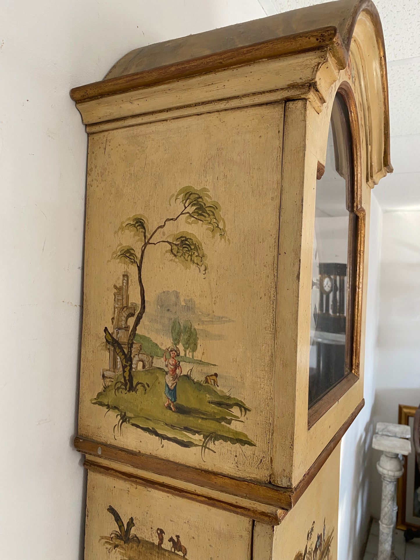 Orologio a pendolo da terra laccato e dipinto . XIX secolo