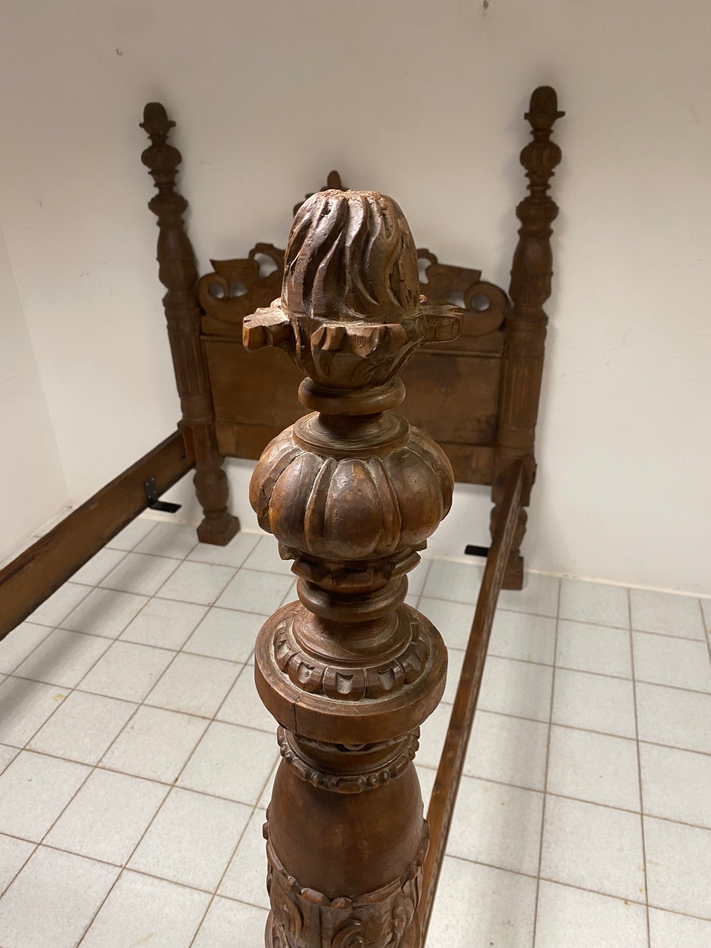 Letto lombardo a colonne in noce . XVII secolo
