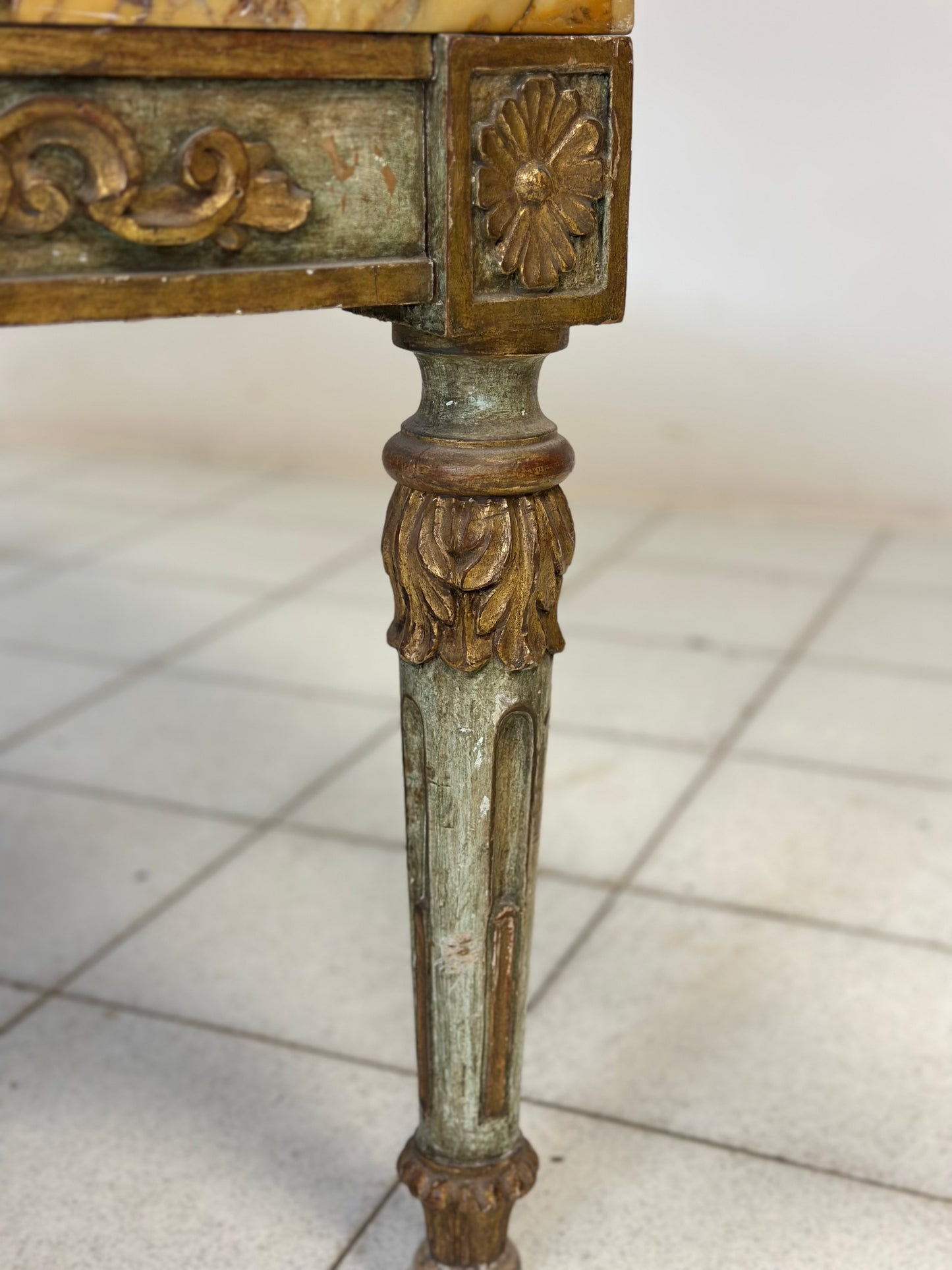 Tavolino intagliato laccato dorato Napoleone III con piano in marmo