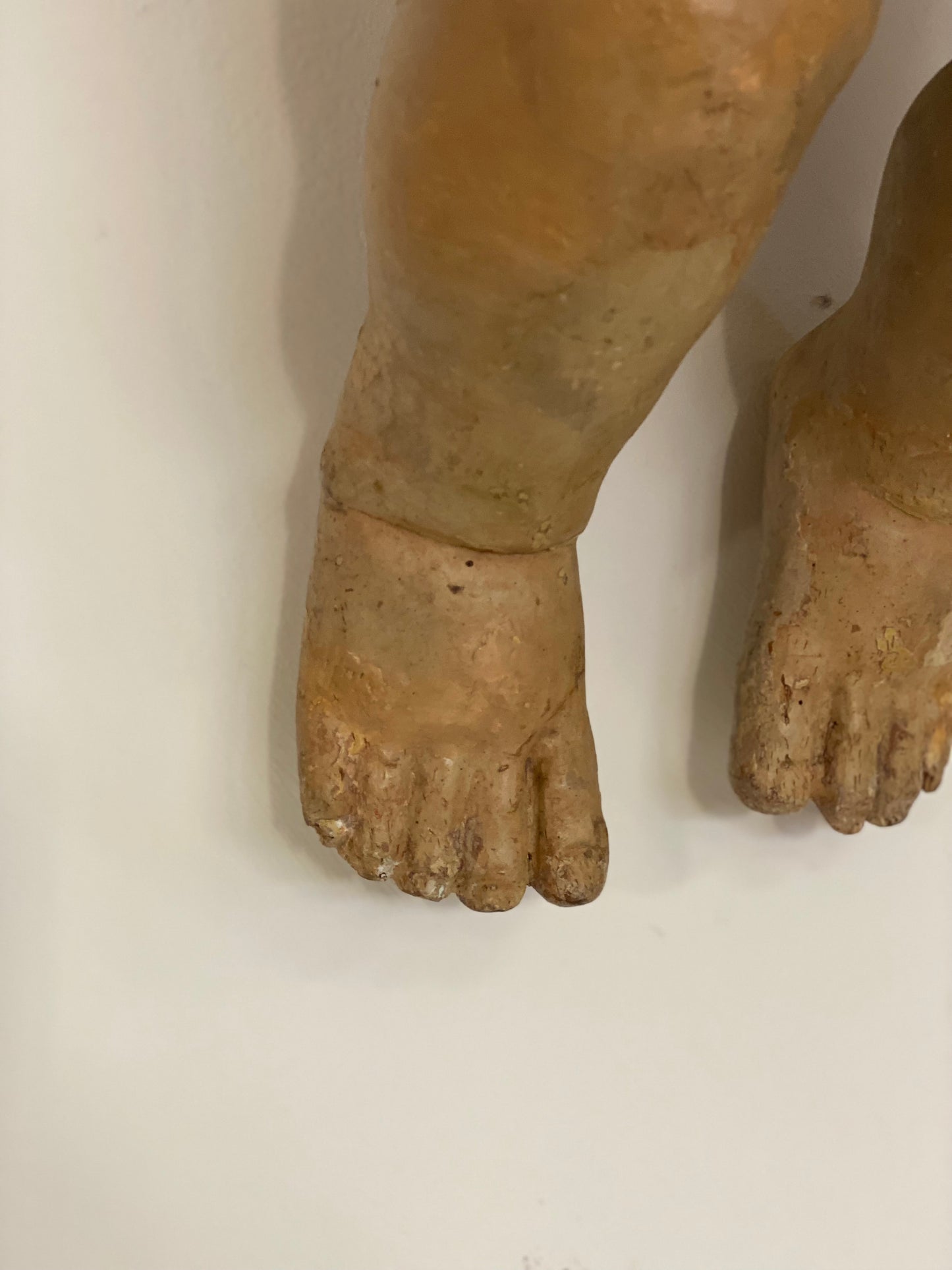 Putto ligneo cherubino scolpito laccato e dorato . XVII secolo Lombardia