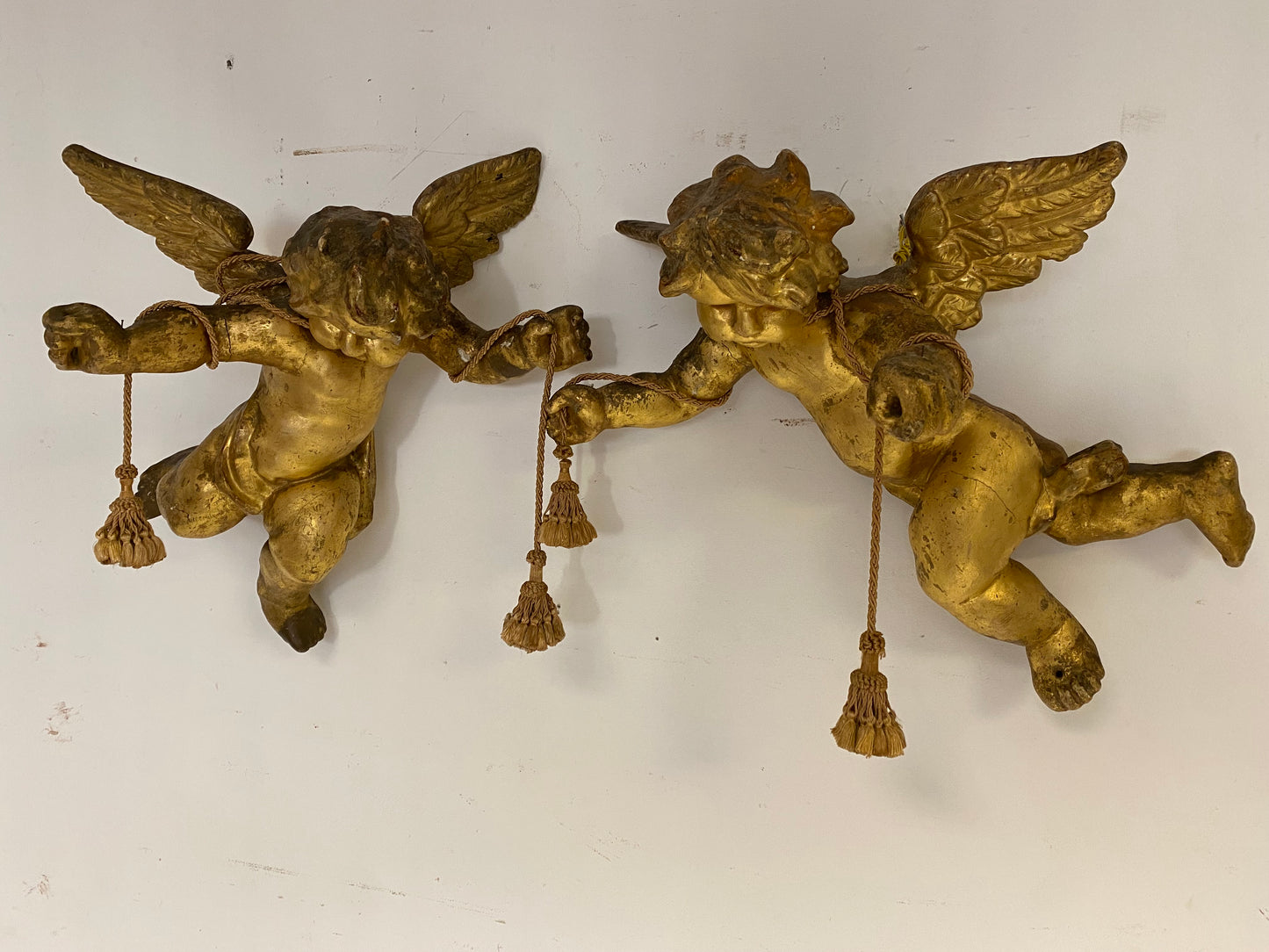 Coppia di angeli lignei alati e dorati . Roma fine 500