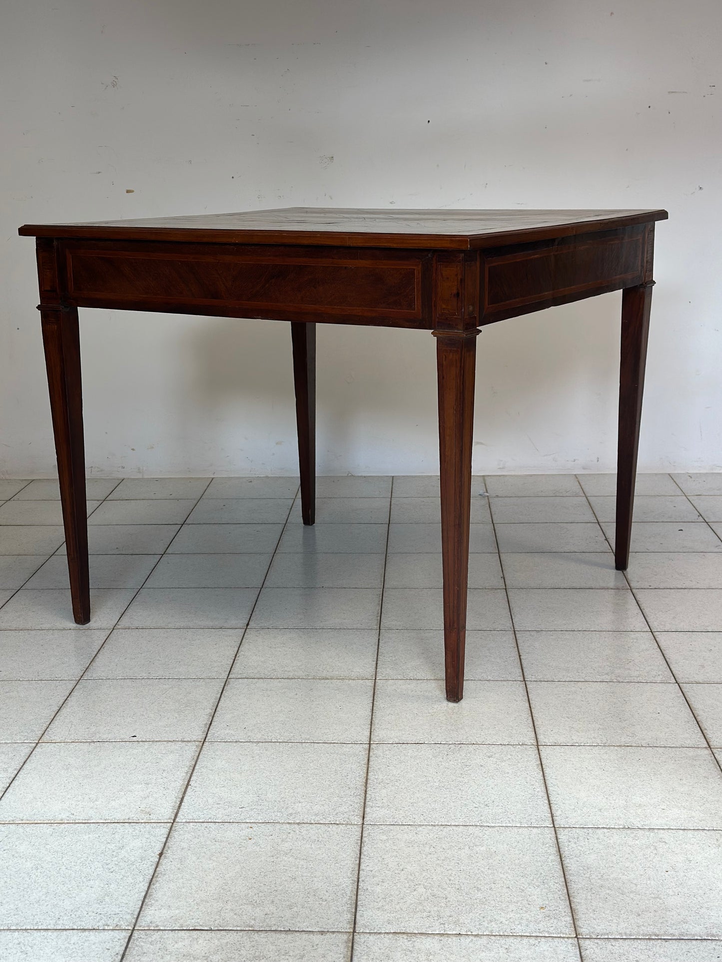 Tavolino Luigi XVI . XVIII secolo