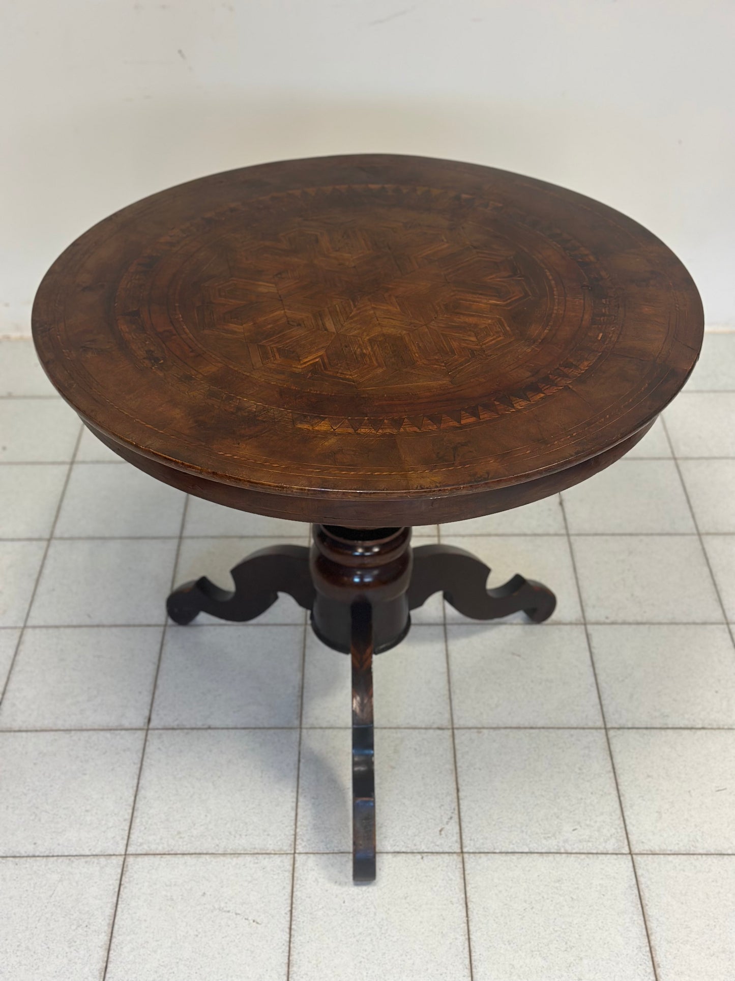 Tavolino-Rolino intarsiato rotondo seconda metà 1800