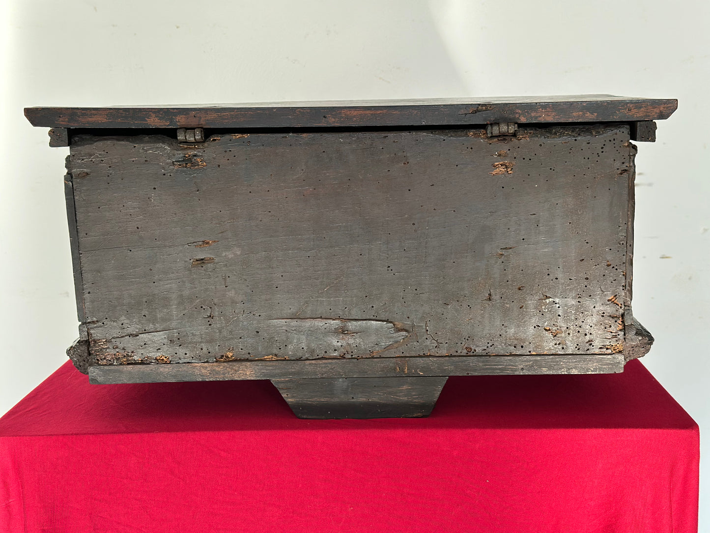 Modellino di cassapanca scolpita e intagliata. Lombardia fine 500