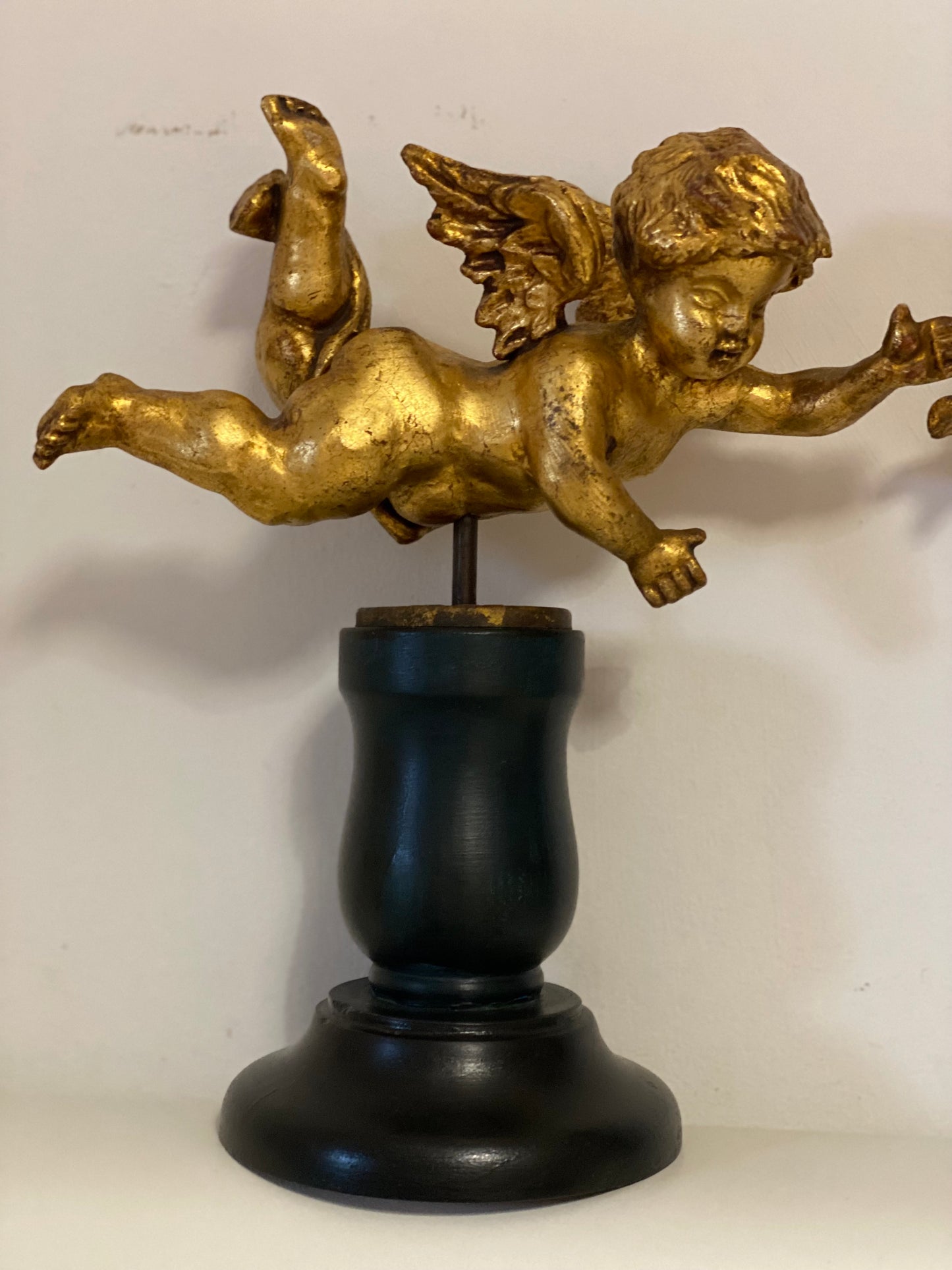 Coppia di angeli lignei in foglia oro . Fine XVIII secolo