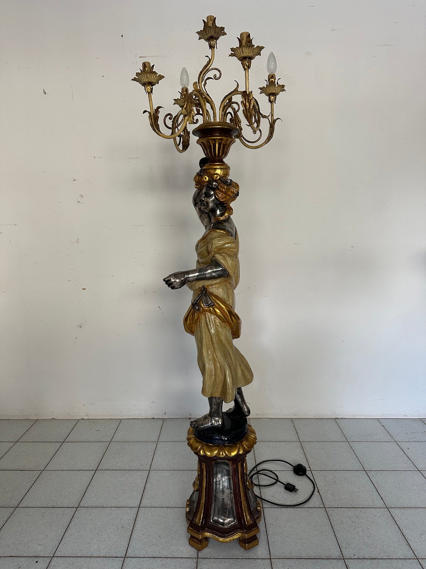 Lampada da terra. Moro di Venezia legno scolpito laccato dorato XX secolo