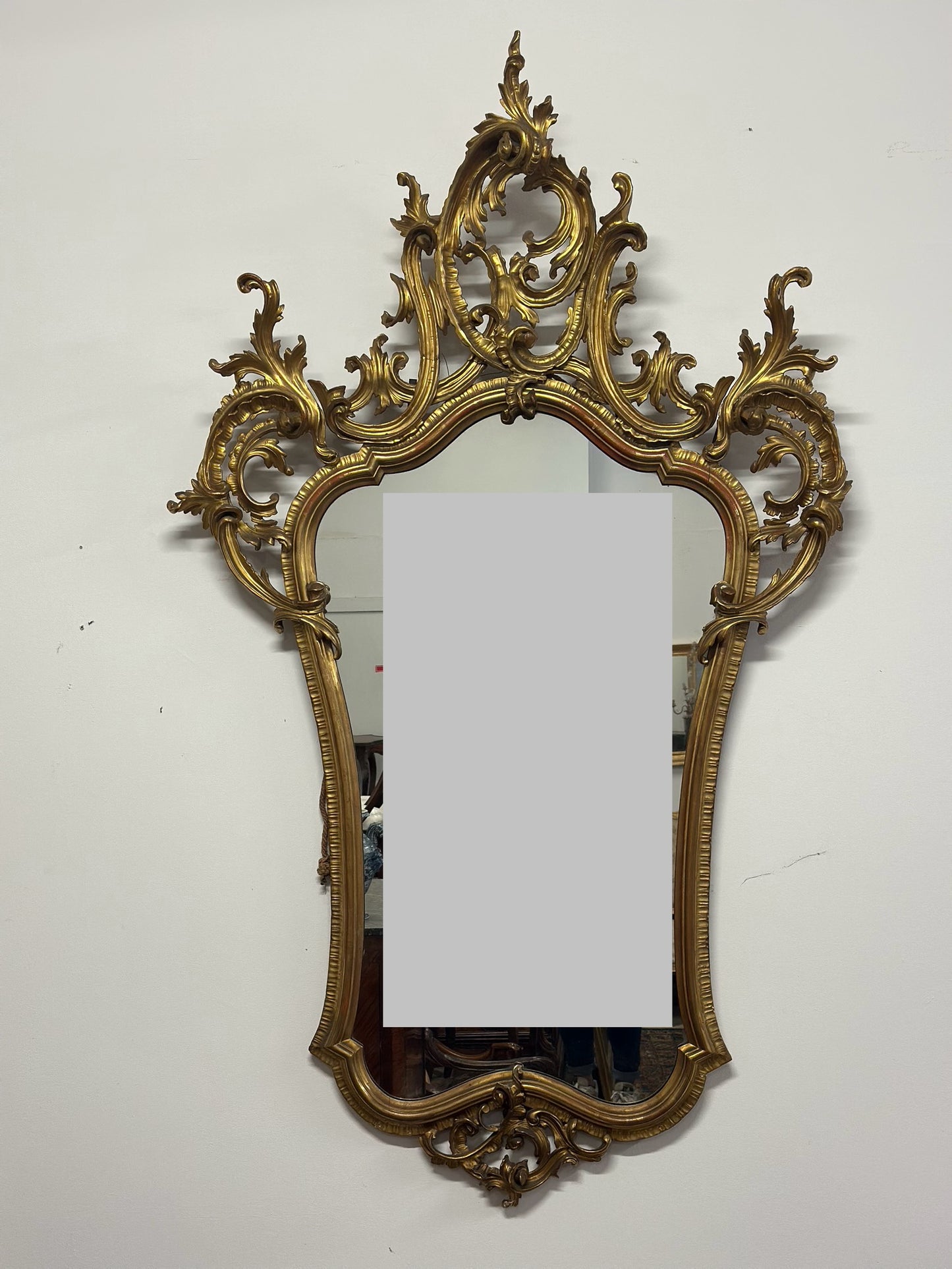 Specchiera in legno intagliato e dorato a foglia. Venezia primissimi 800. 208 x 122.