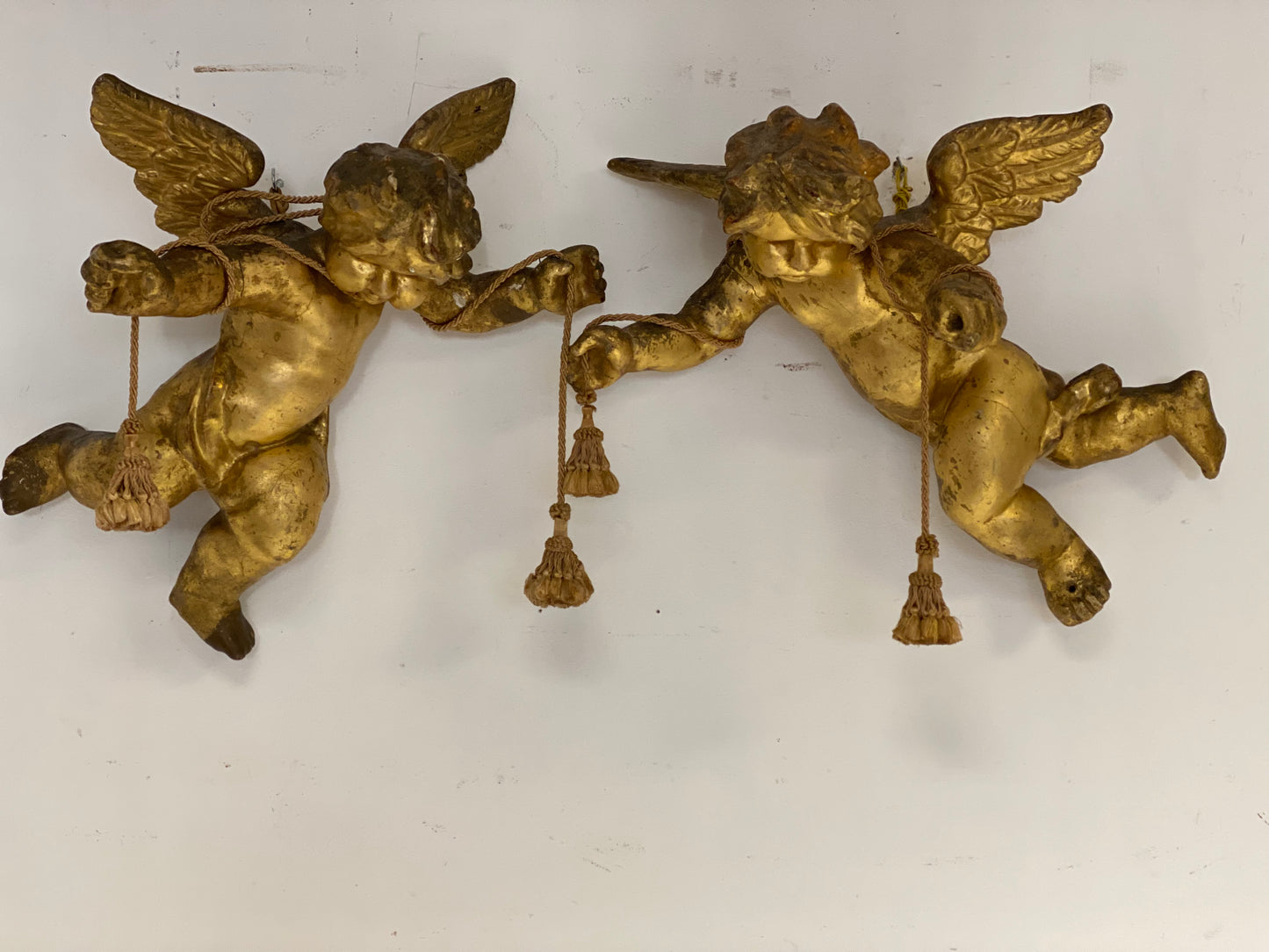 Coppia di angeli lignei alati e dorati . Roma fine 500