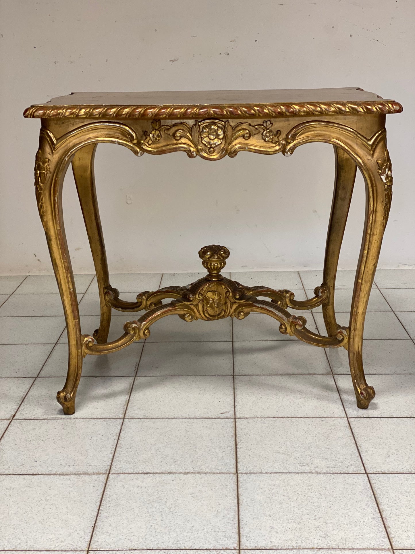 Tavolino lombardo in legno intagliato e dorato .XIX secolo