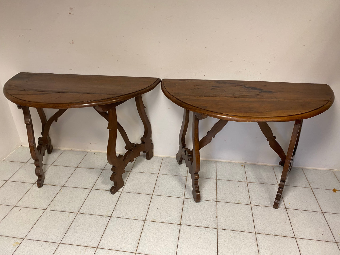 tavolo ovale formato da due semi consolle a lira. Lombardia fine '600