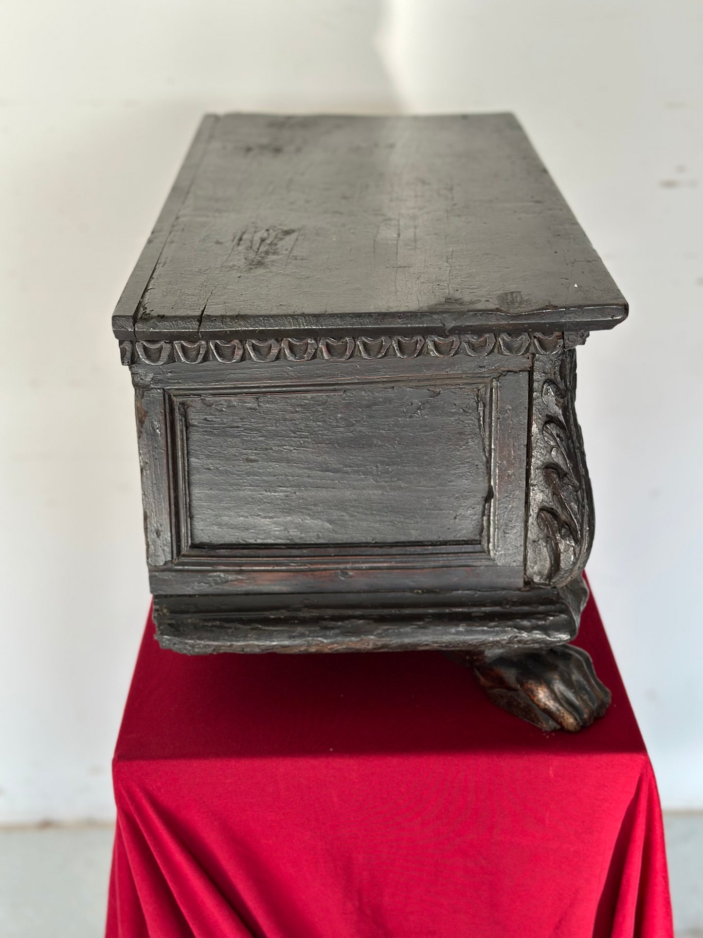 Modellino di cassapanca scolpita e intagliata. Lombardia fine 500