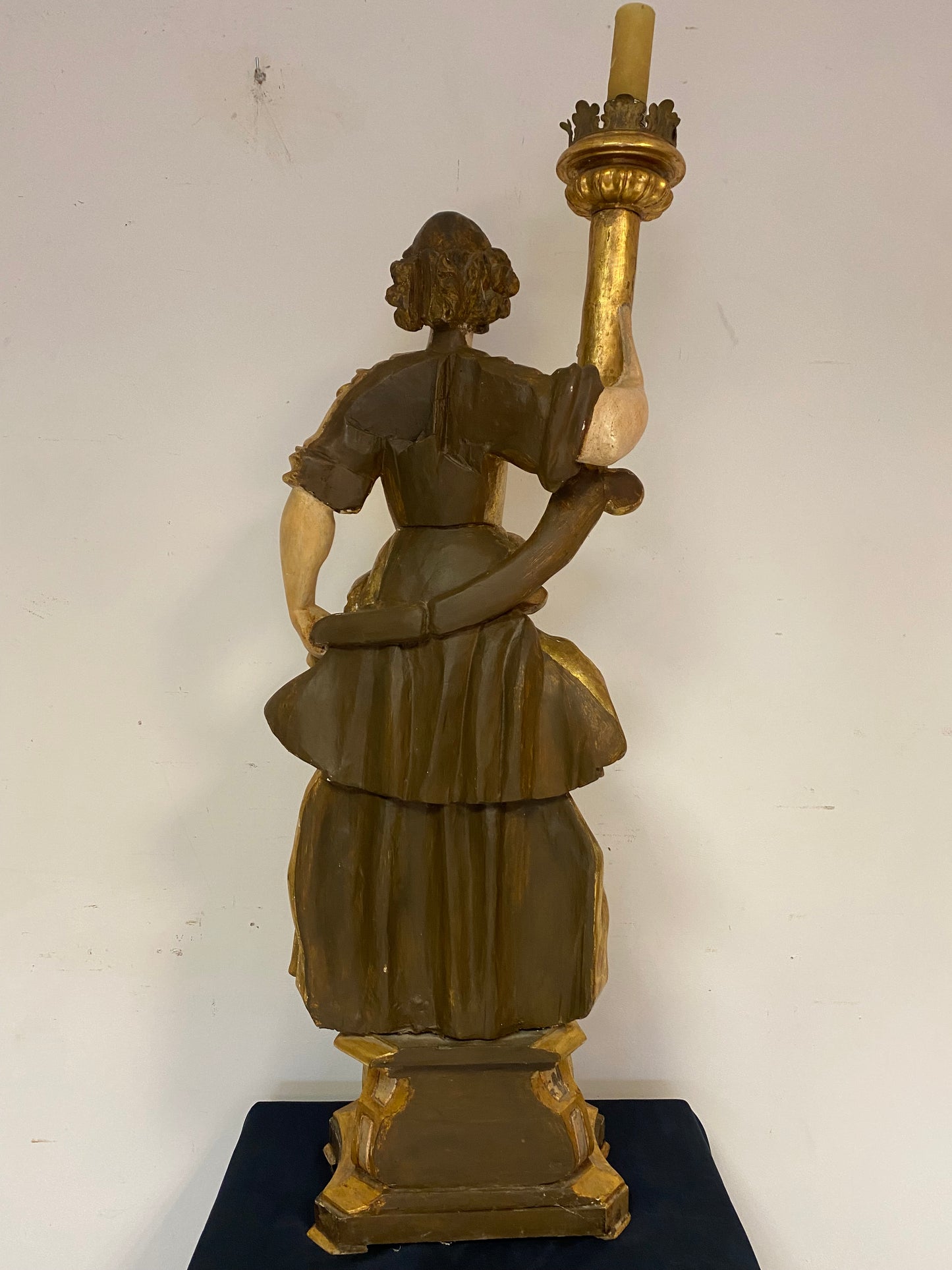 Angel candle holder lacquered gold in carved wood. Central Italy first half of the 17th century. Height 124 cm