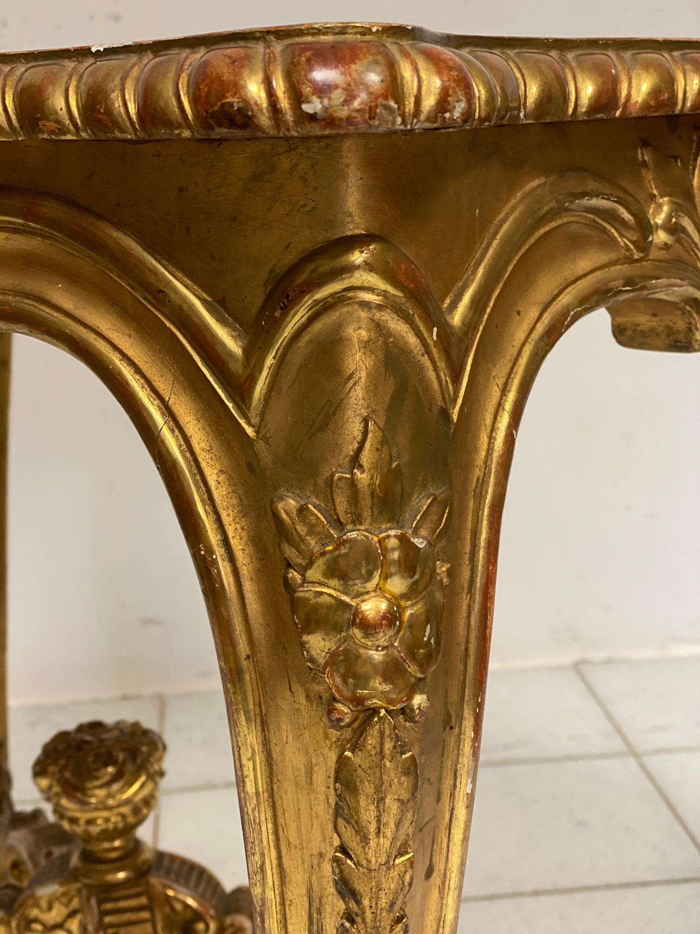 Tavolino lombardo in legno intagliato e dorato .XIX secolo