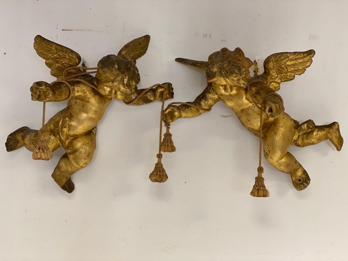 Coppia di angeli lignei alati e dorati . Roma fine 500