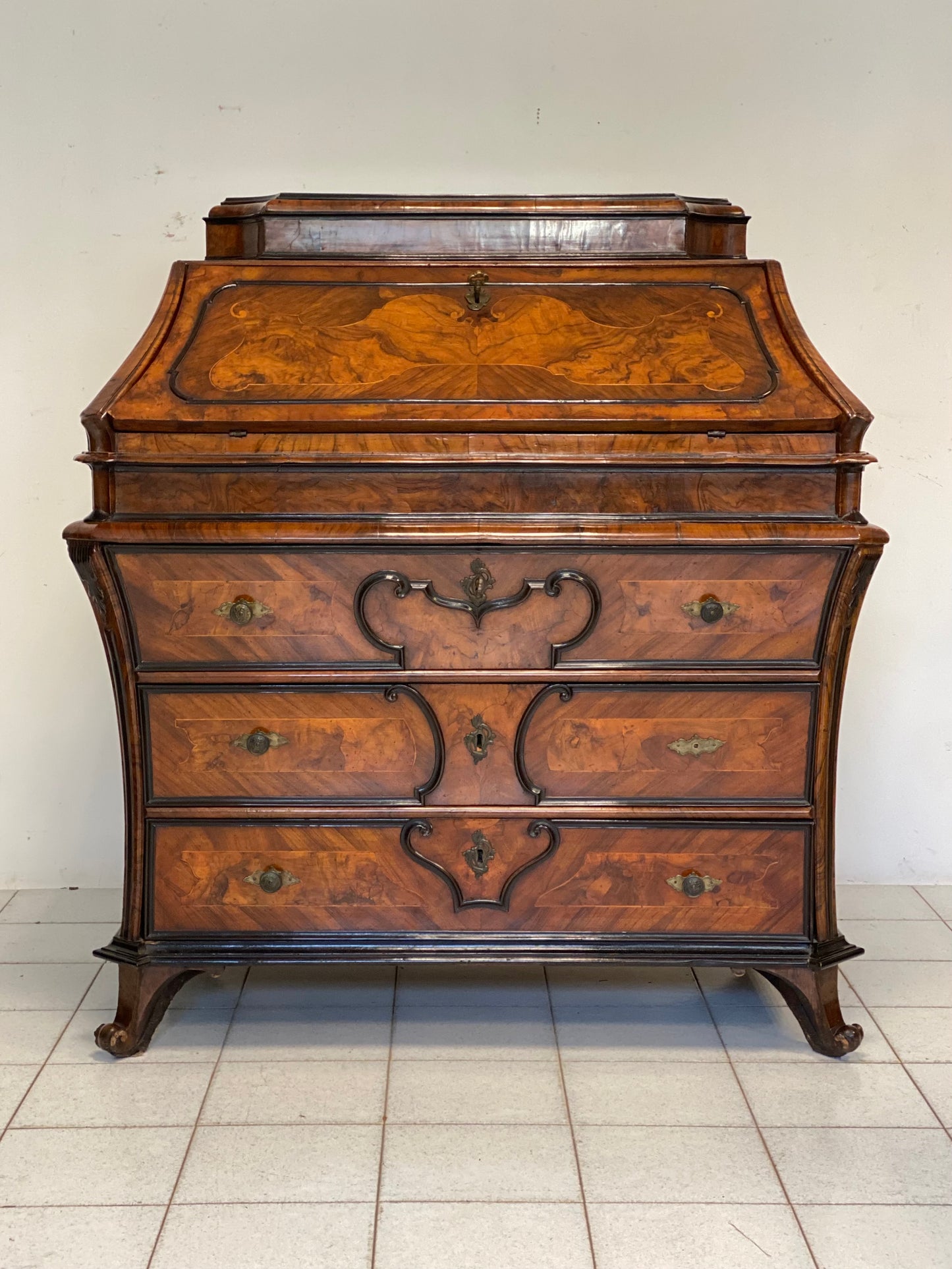 Ribalta Luigi XV lombarda a urna . Milano 1730