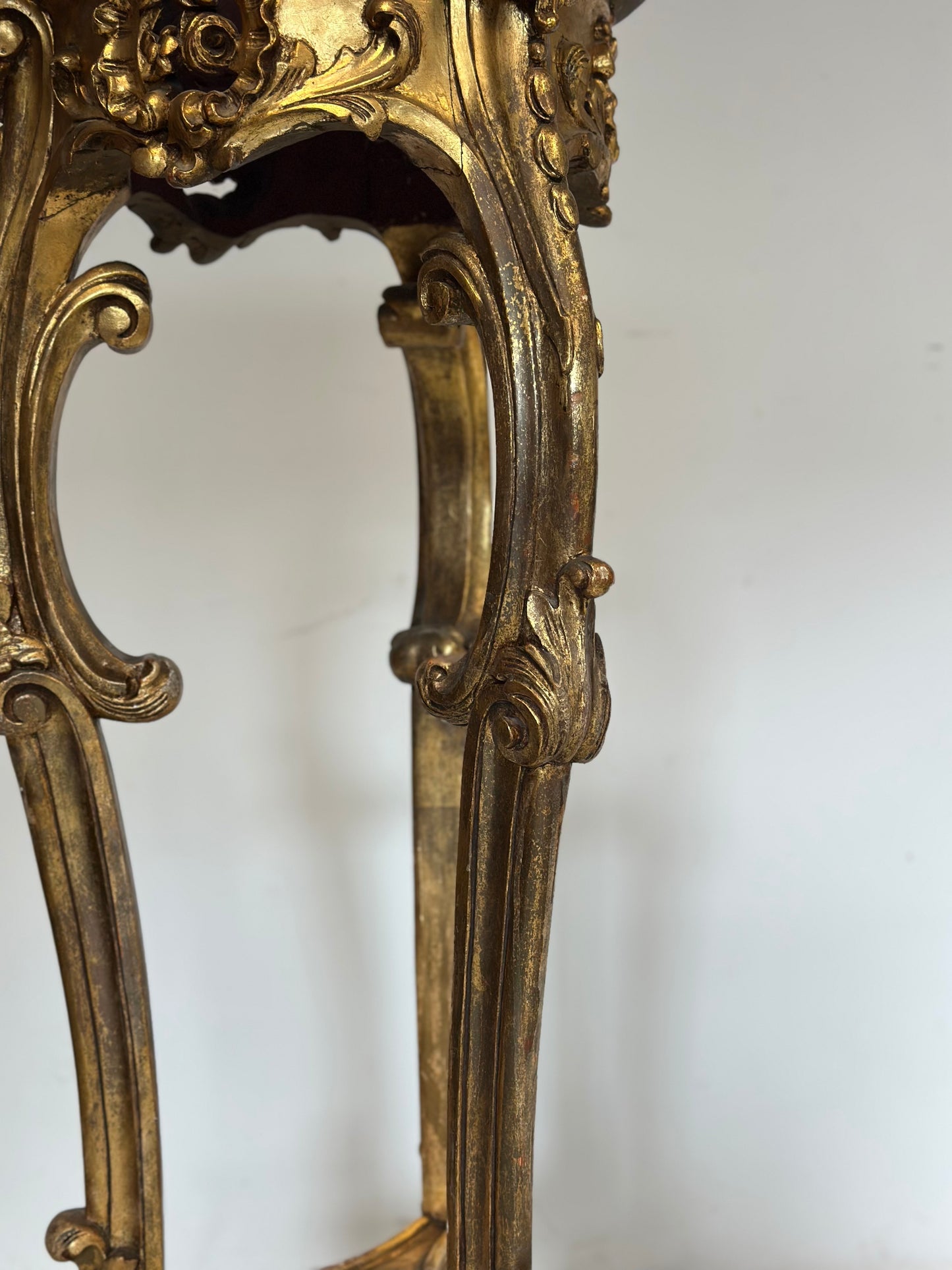 Trespolo in legno intagliato e dorato . Lombardia metà 800