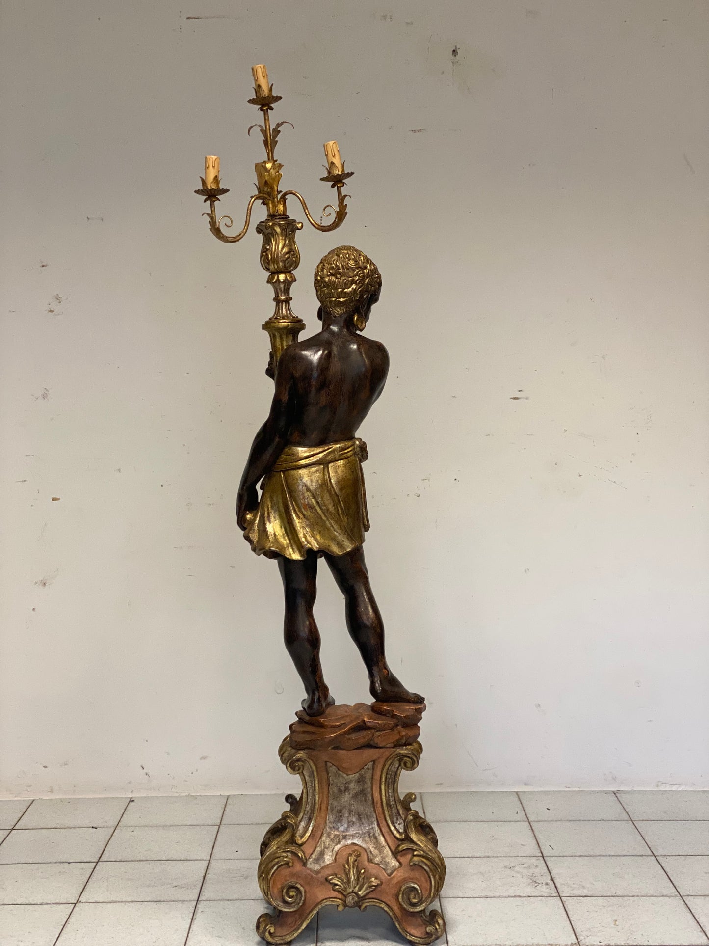 Moro di Venezia scultura in legno scolpito laccato dipinto e dorato epoca 800 . H 175 cm