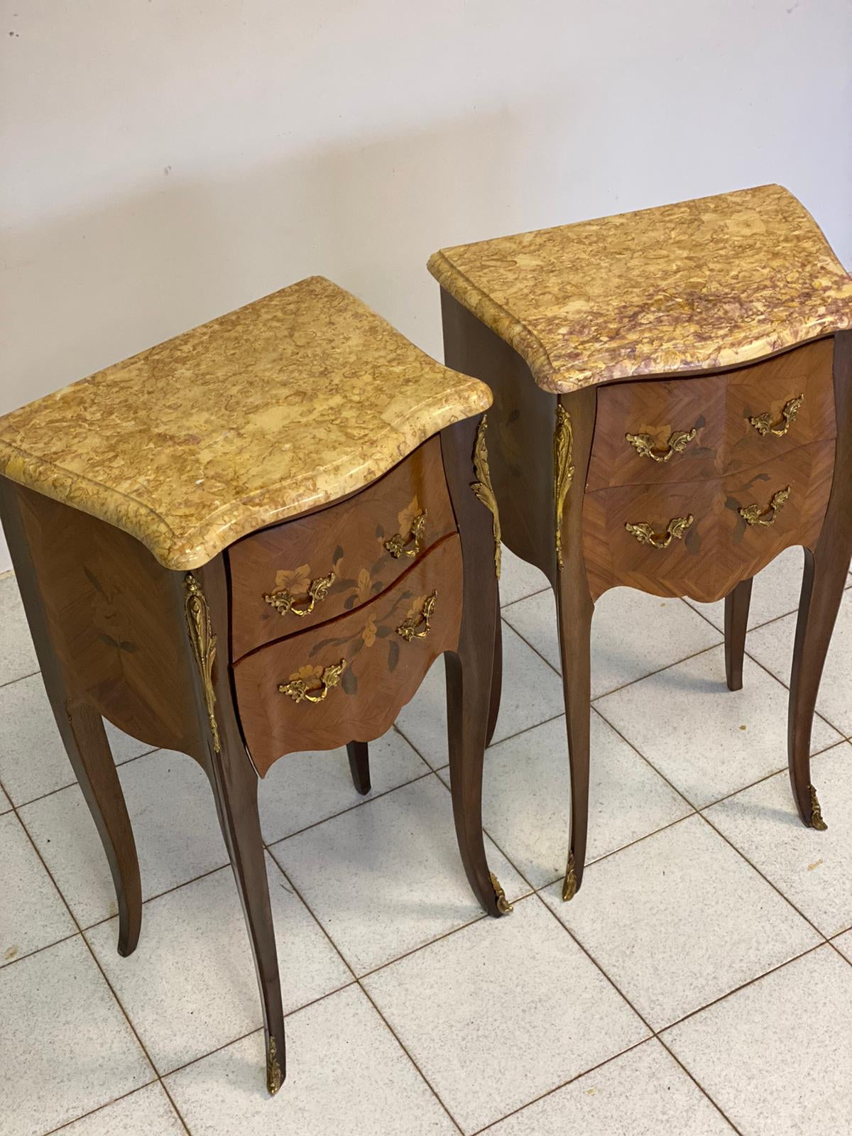 Coppia di comodini napoleone III bombati lastronati bois de rose fine XIX / XX secolo