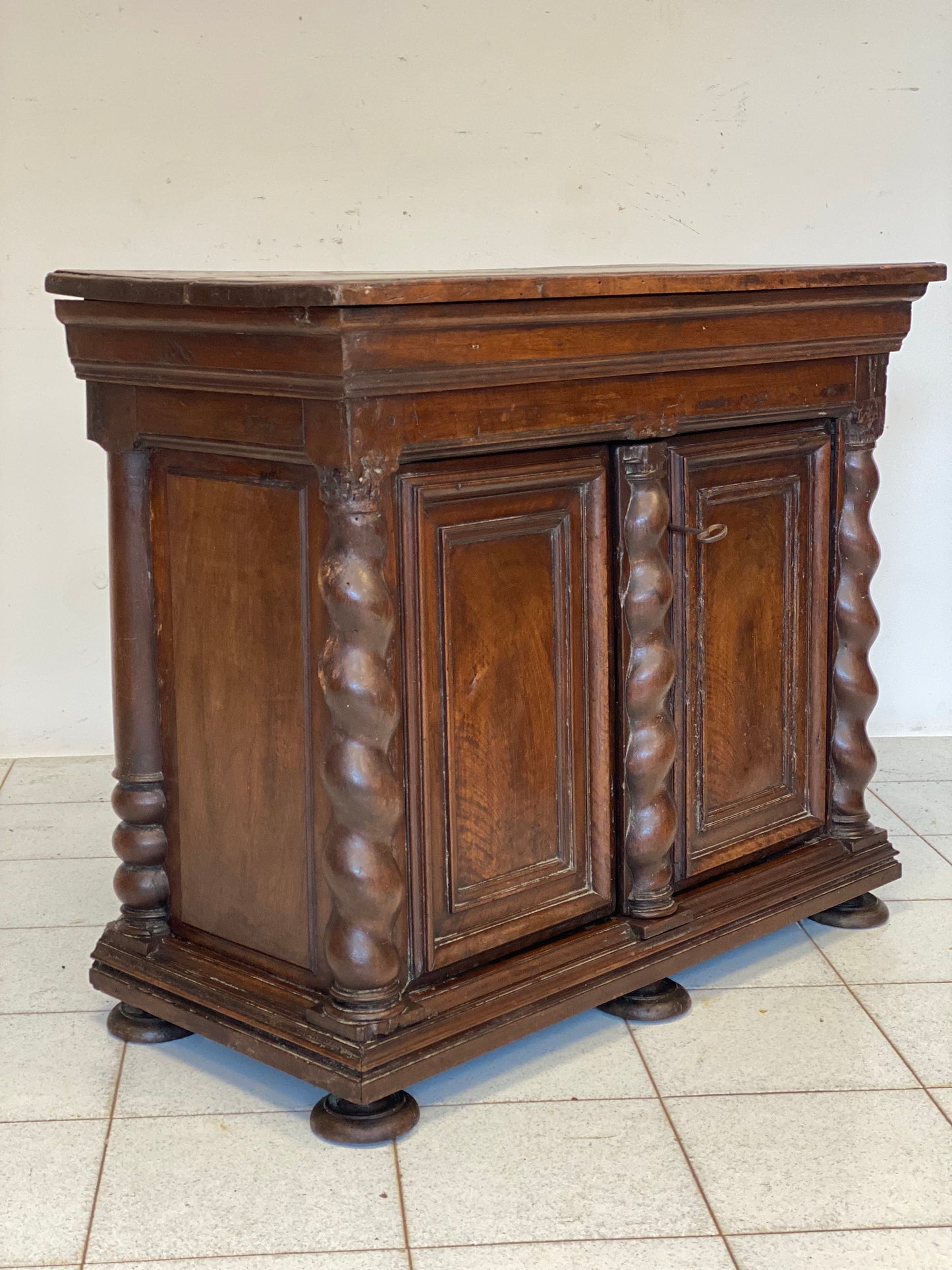 Piccola credenza in noce lombarda . XVII secolo
