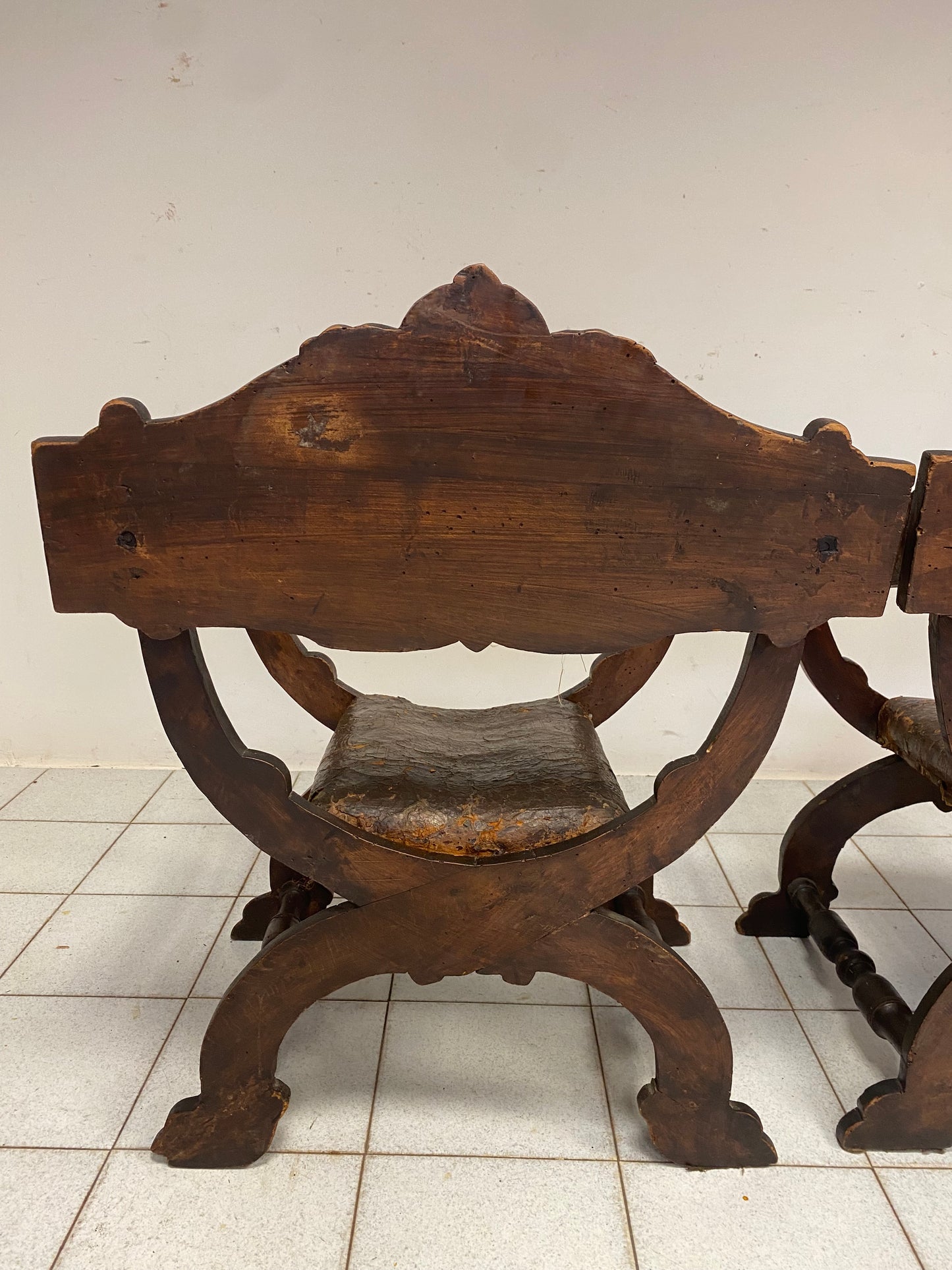 Coppia di poltrone Savonarole in noce scolpite. XVII secolo