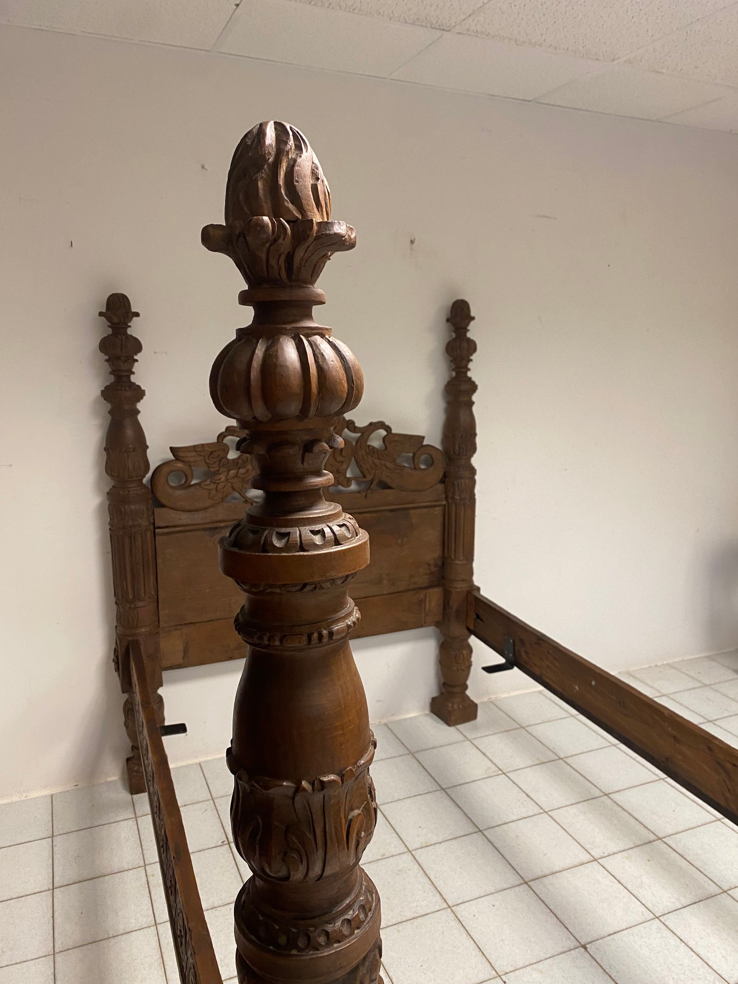 Letto lombardo a colonne in noce . XVII secolo