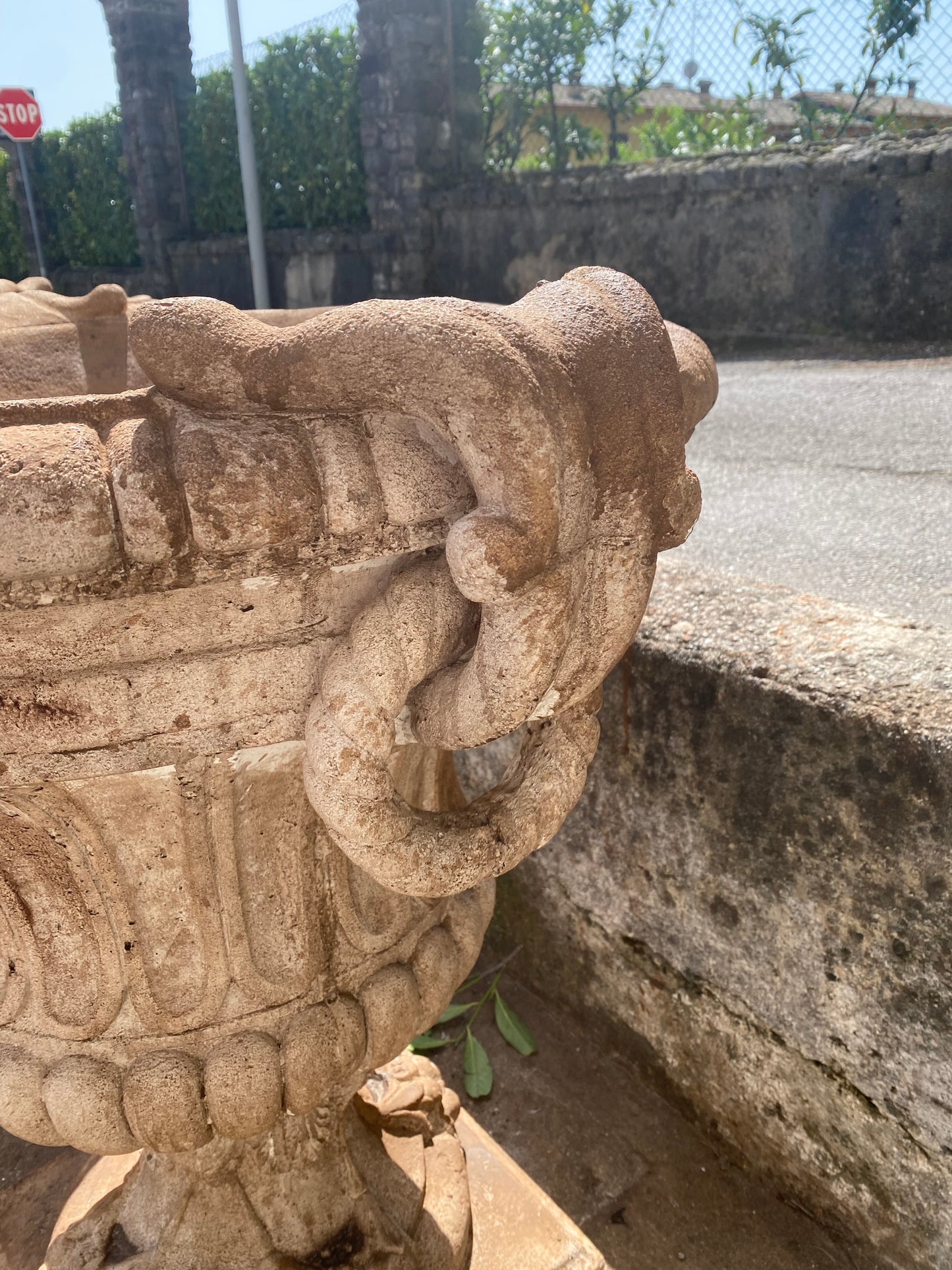 Coppia di grandi vasi in graniglia XX secolo