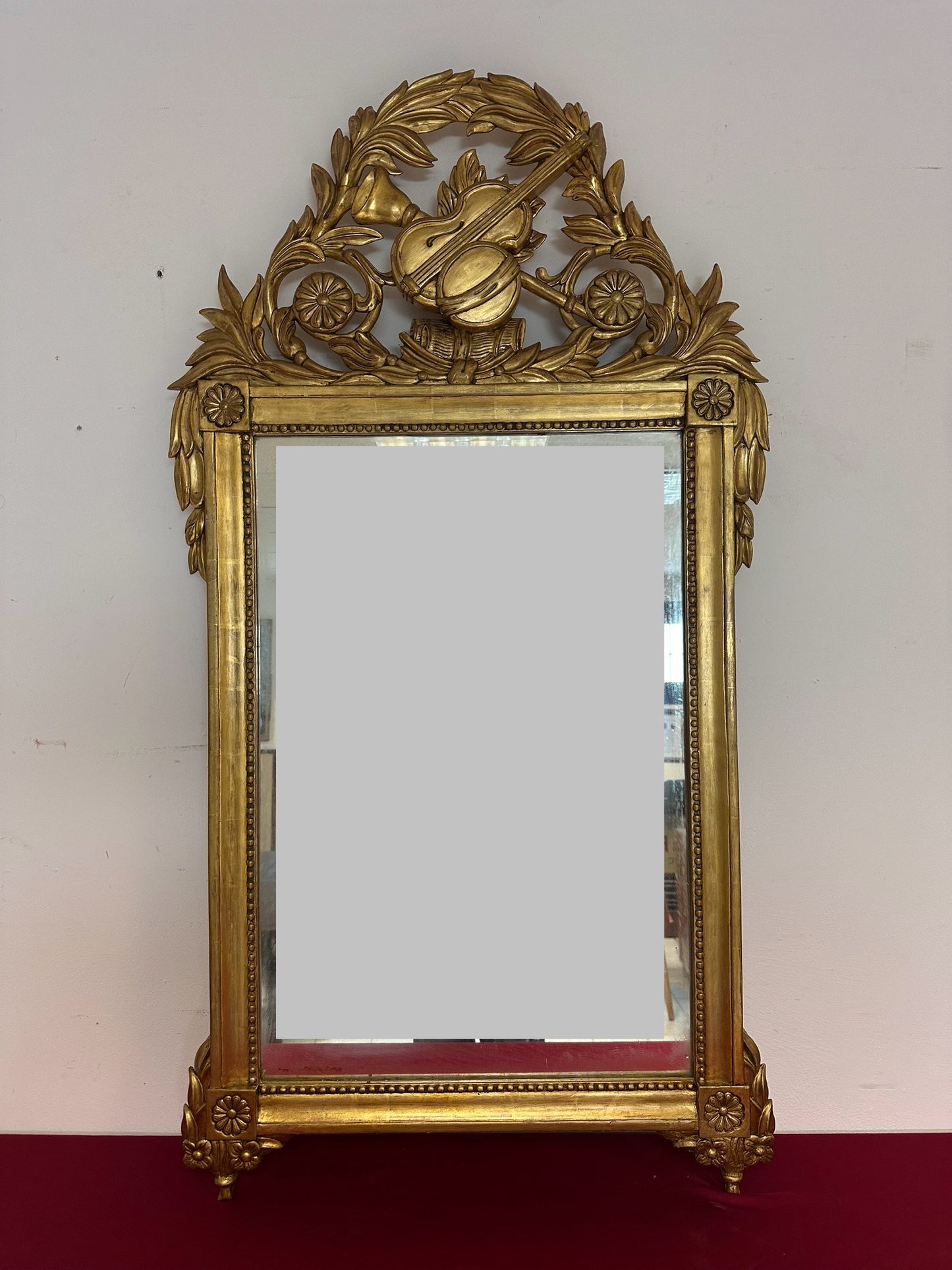 Specchiera in legno intagliato e dorato a foglia. Toscana epoca impero prima metà 800