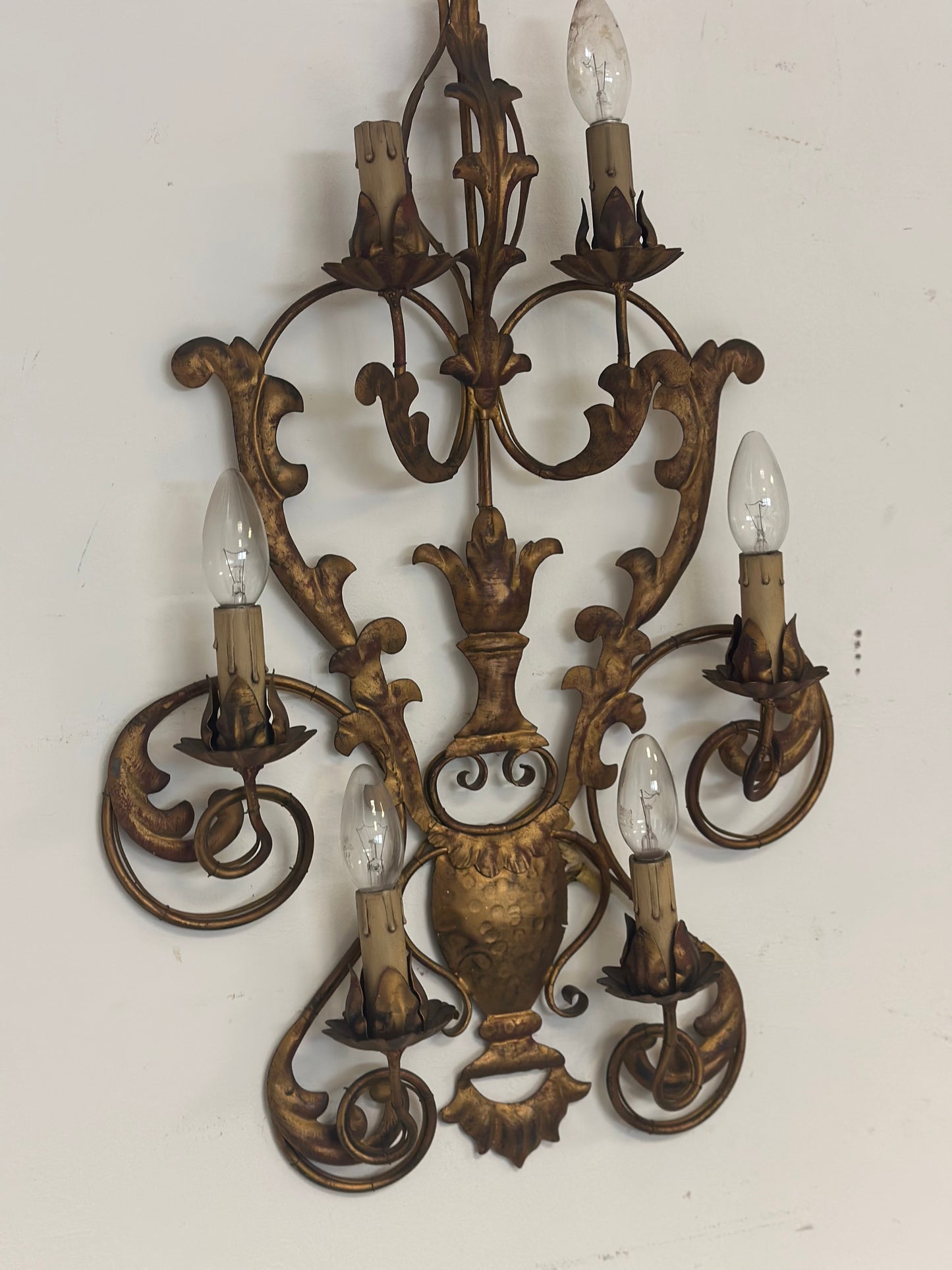 Coppia di apliques in bronzo dorato a sei fiamme. Fine 800