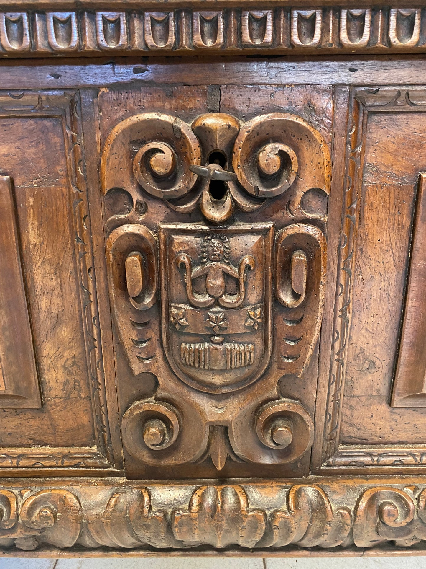 Cassapanca lombarda scolpita . Brescia Bergamo XVII secolo