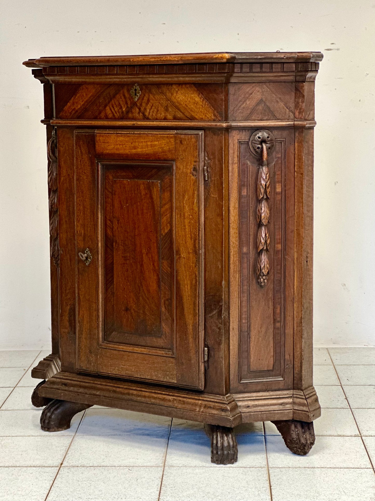 Angoliera Luigi XIV in noce Lombardia 600