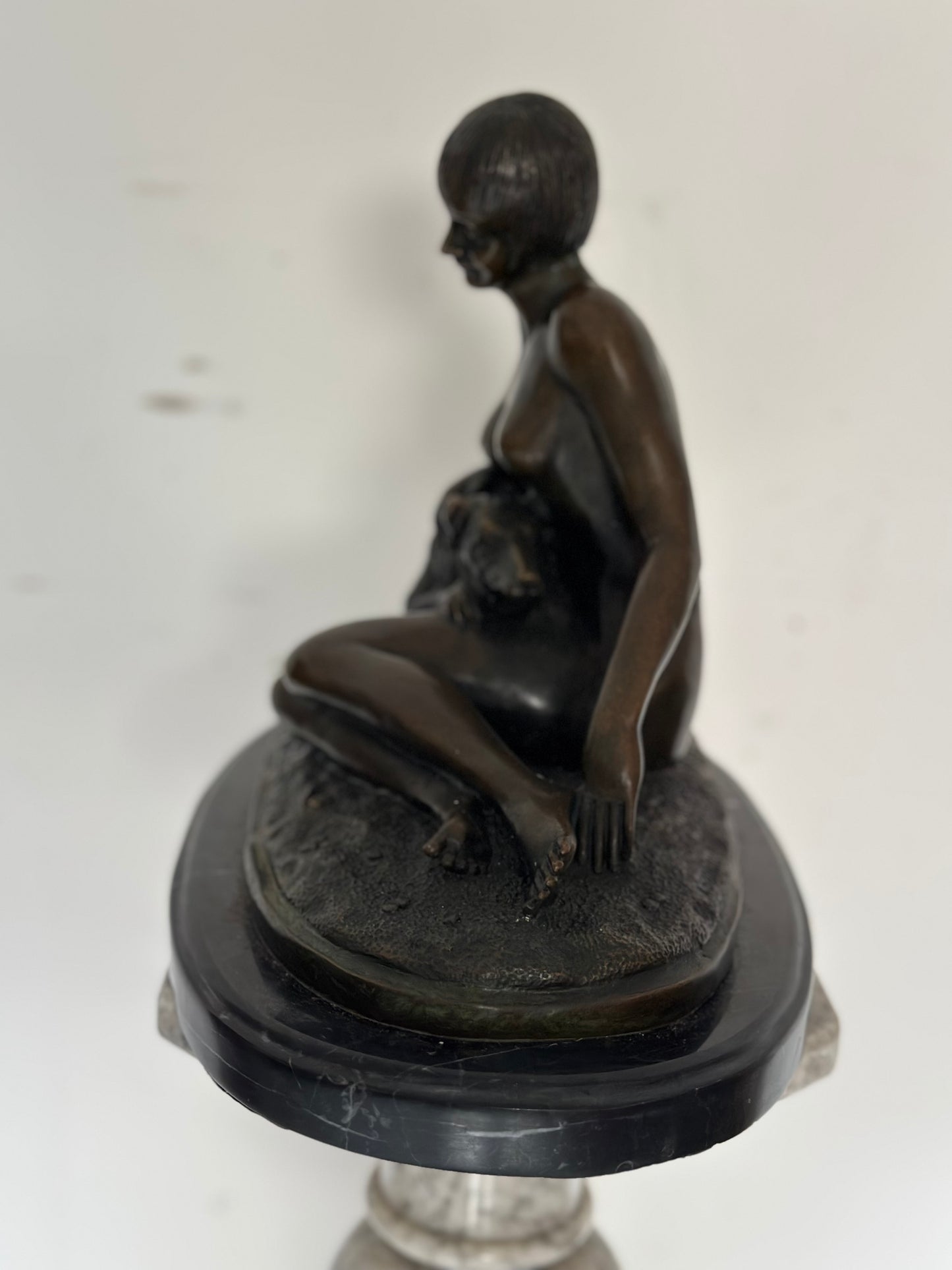 Scultura in bronzo .fanciulla con cane. Epoca XX secolo. Firmata