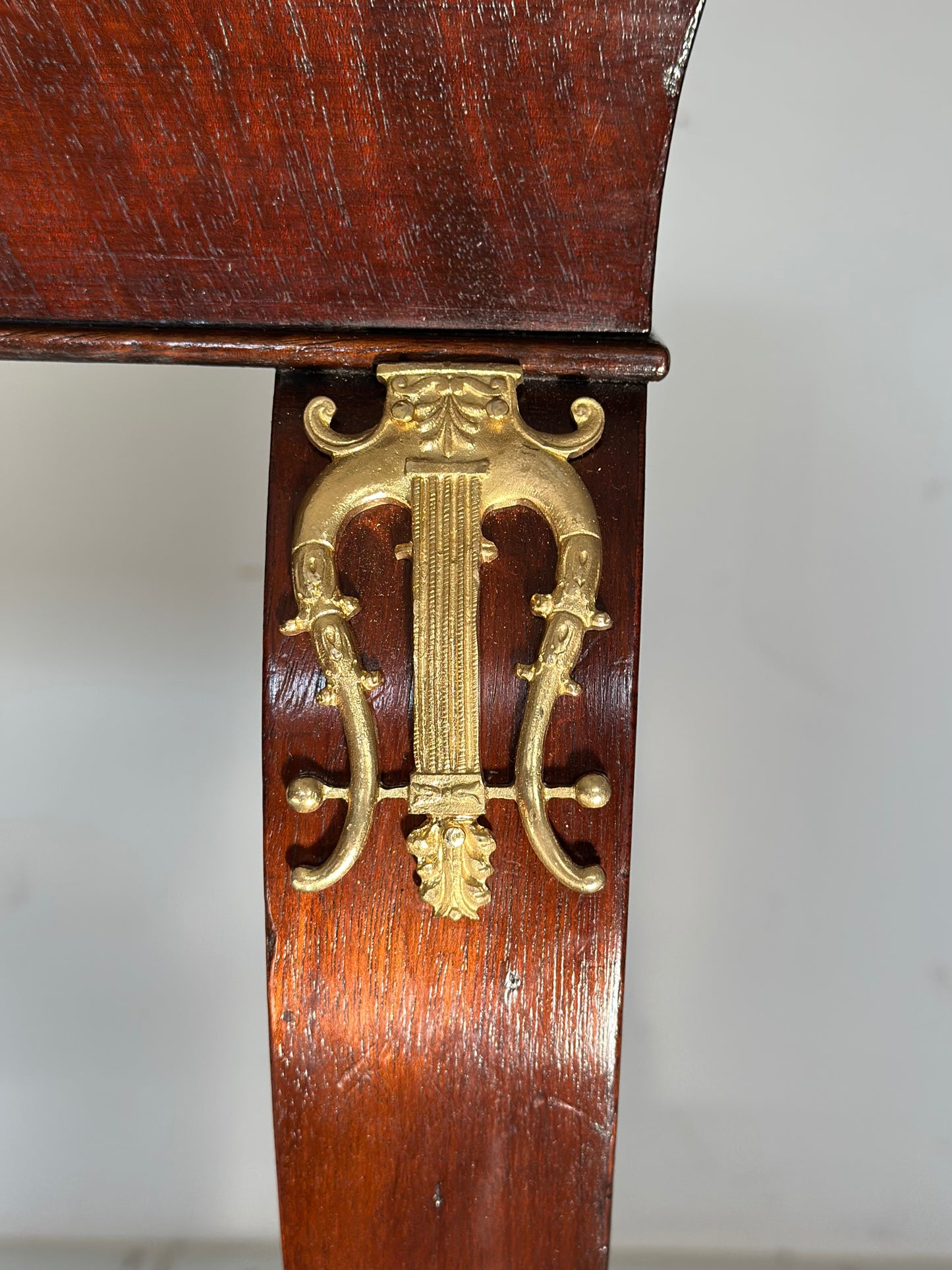 Piccola Consolle impero in mogano con fregi in bronzo dorato . Primi 800 restaurata