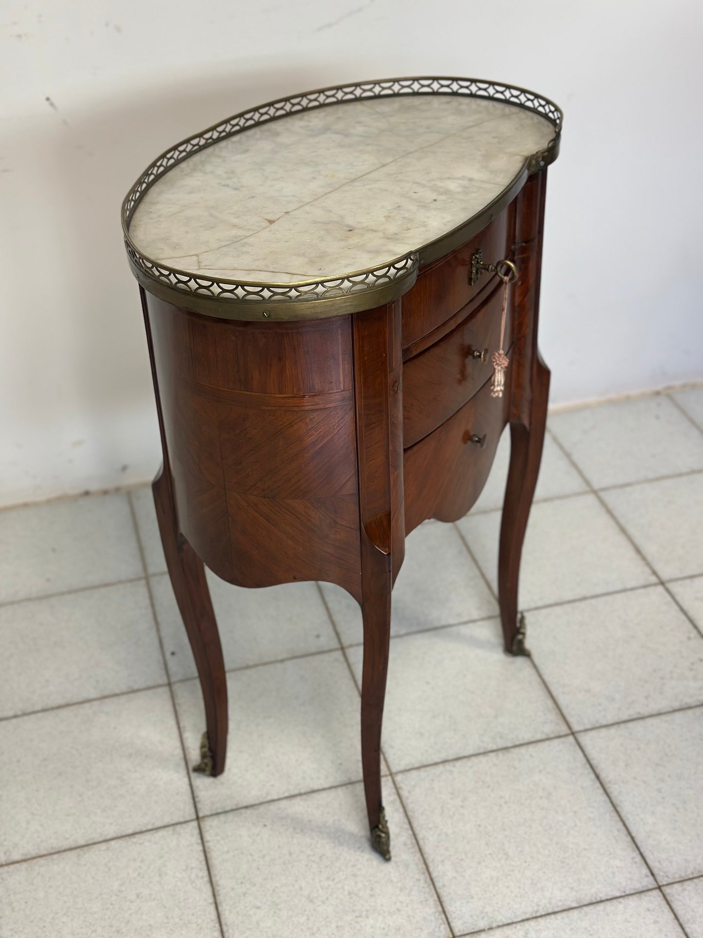 Tavolino Ovale Francese con Cassetti, del 1800 Riccamente intarsiato ( restaurato )
