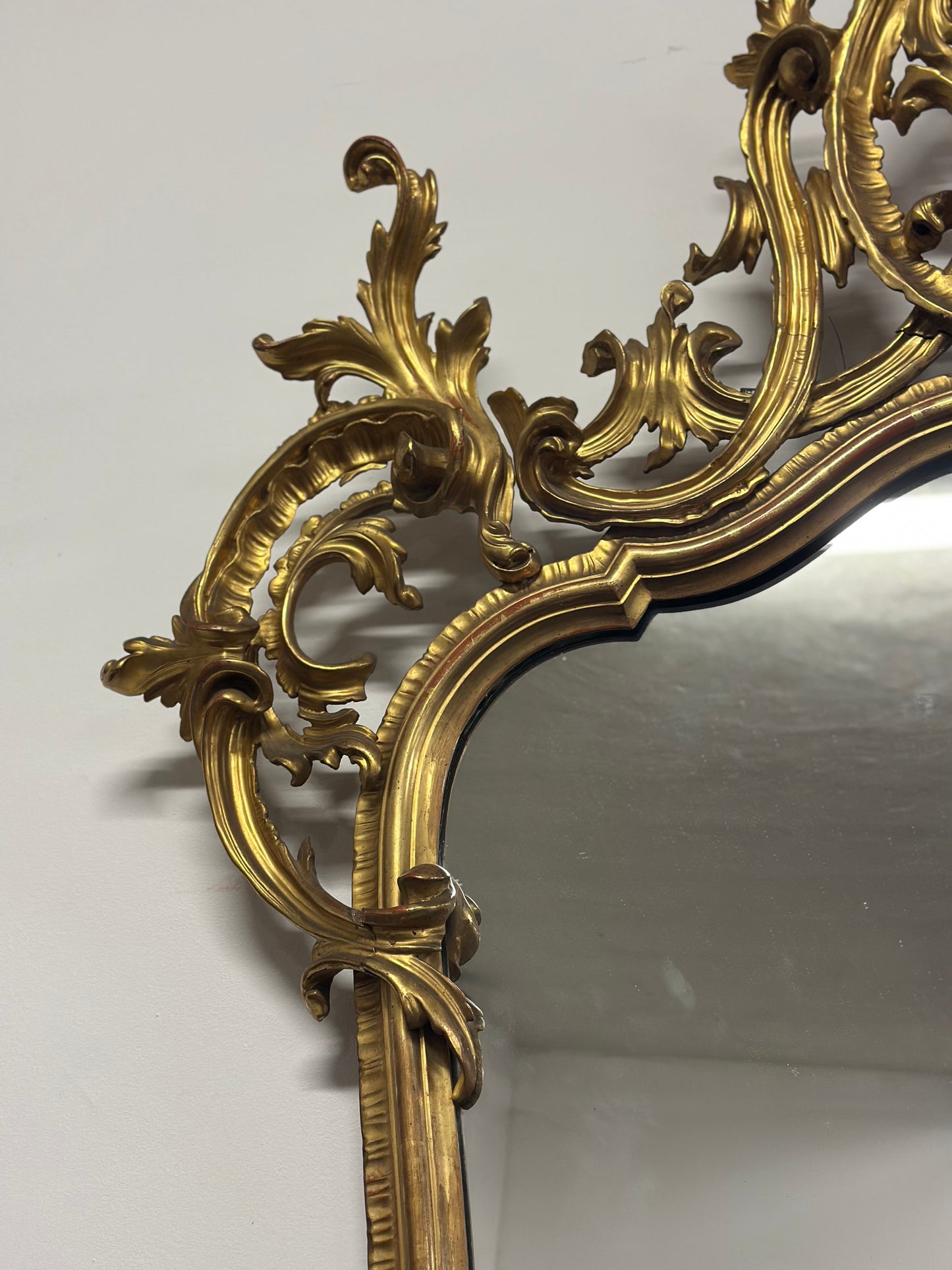 Specchiera in legno intagliato e dorato a foglia. Venezia primissimi 800. 208 x 122.