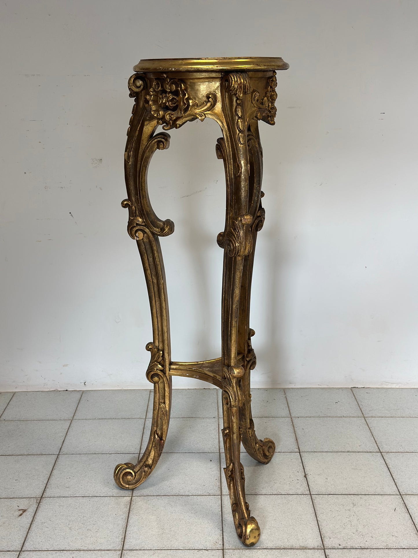 Trespolo in legno intagliato e dorato . Lombardia metà 800