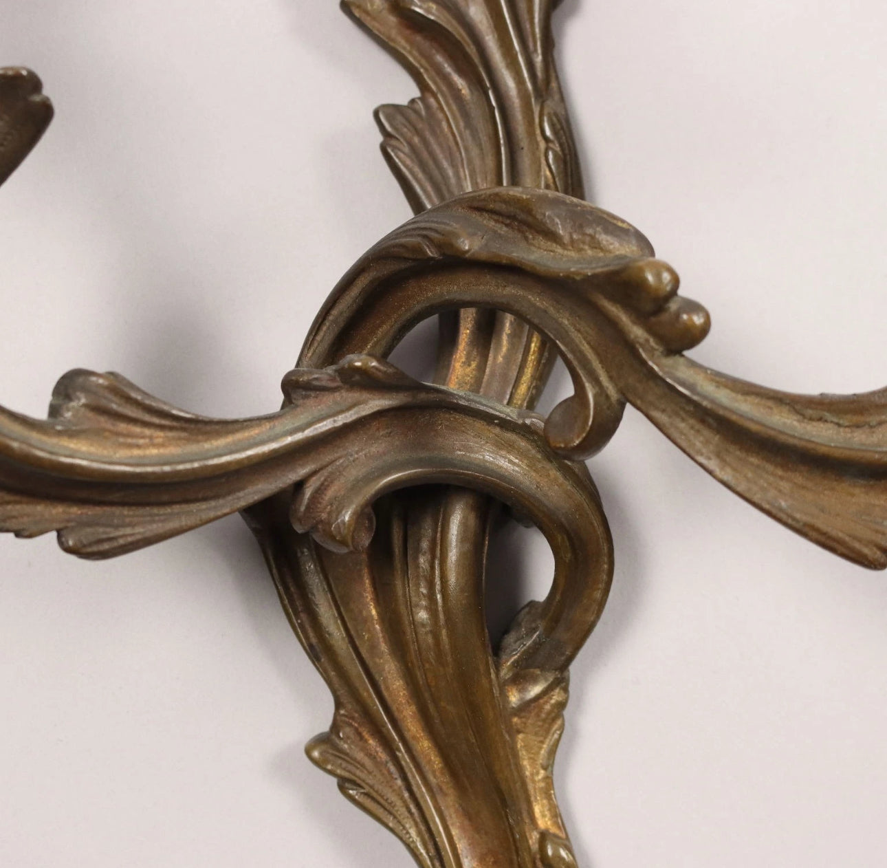 Gruppo di cinque applique a due luci in bronzo. XIX secolo