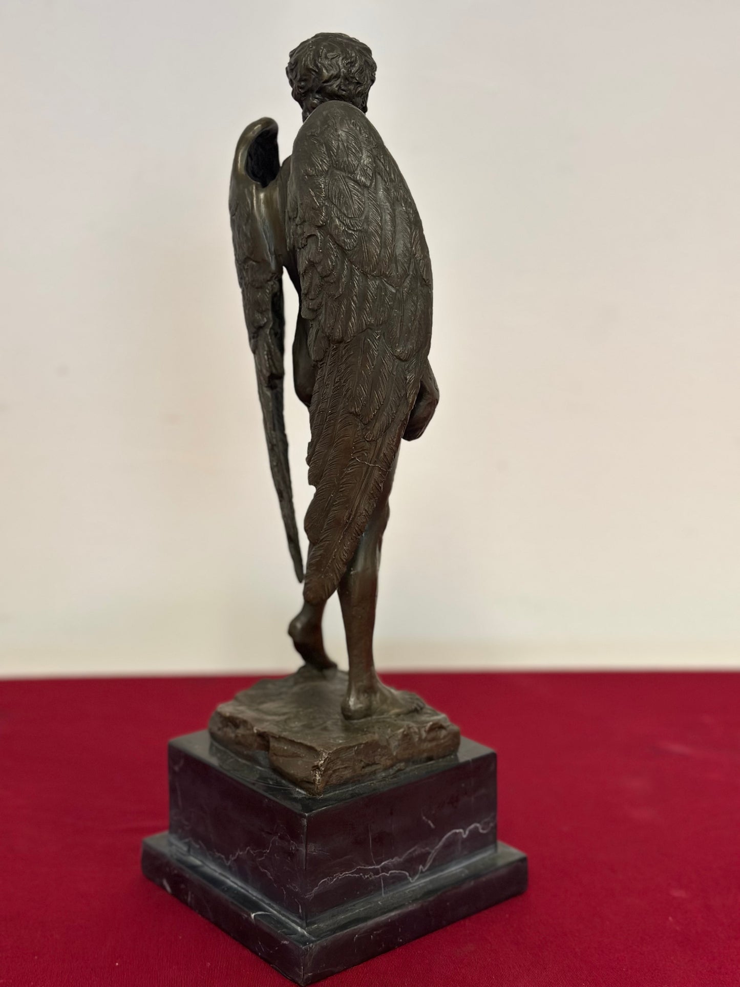 Scultura in bronzo su base in marmo . XX secolo