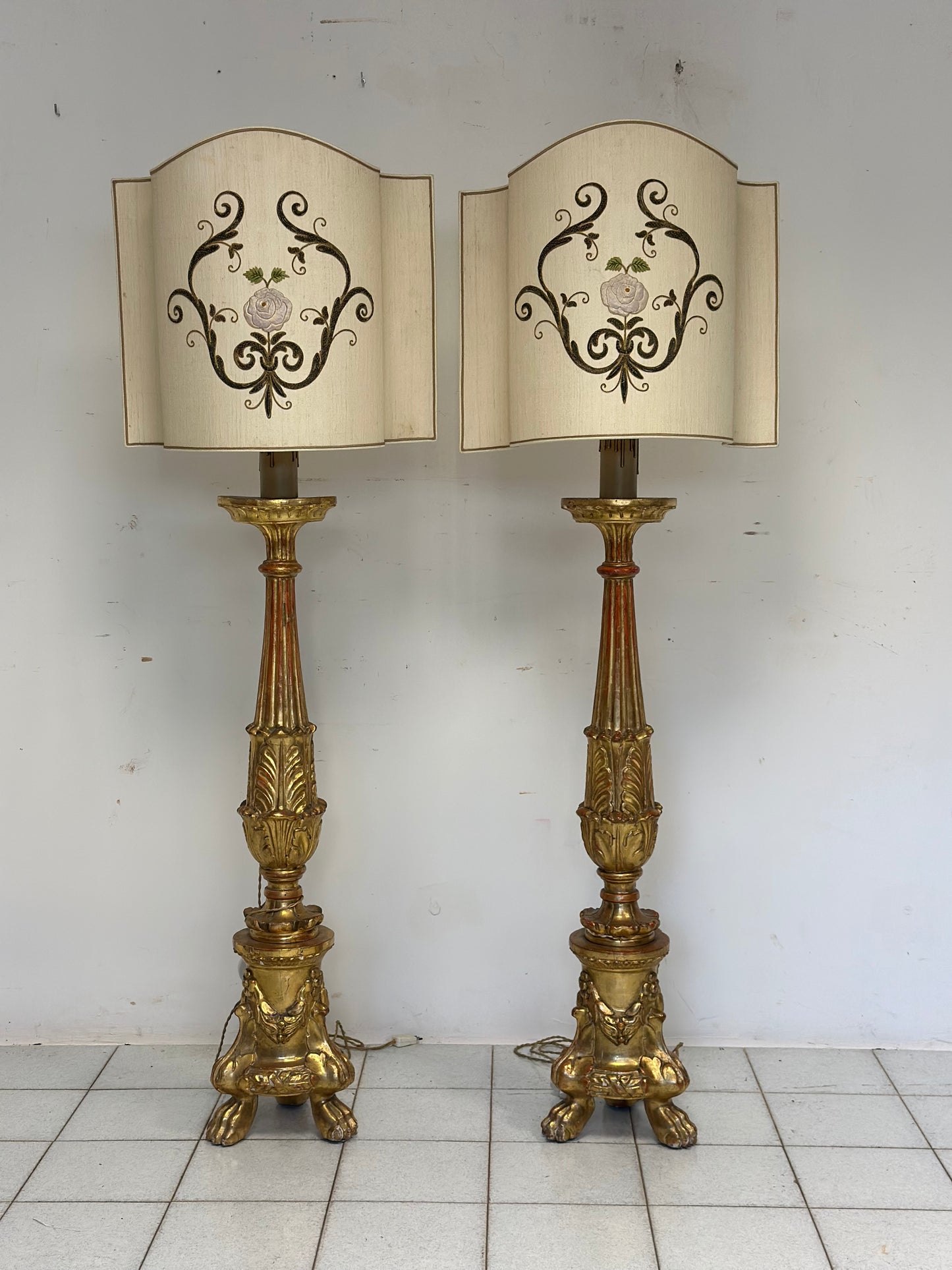 Coppia di candelieri lignei in foglia oro . Primo impero inizio 800. 170 cm