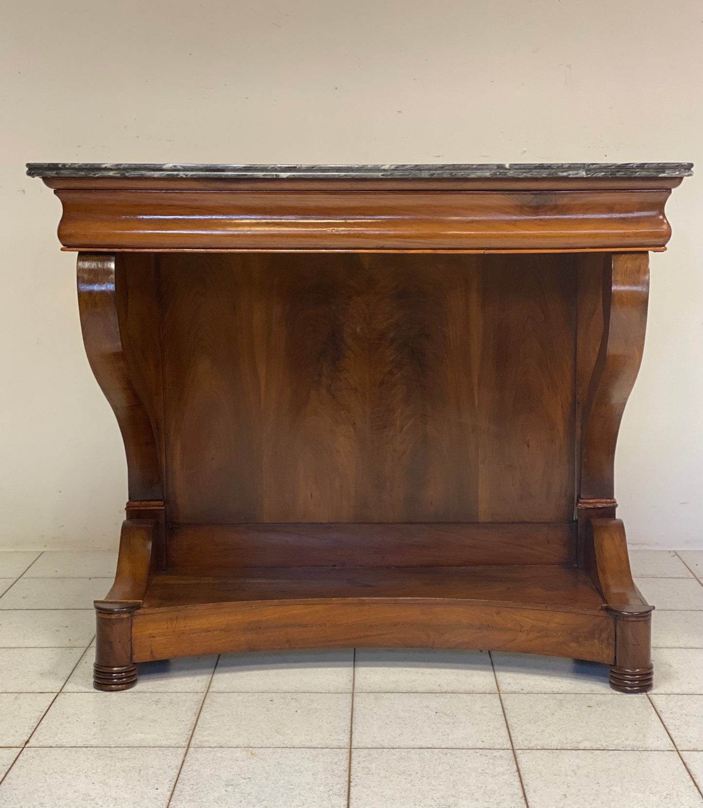 Consolle Carlo X in noce . XIX secolo restaurata