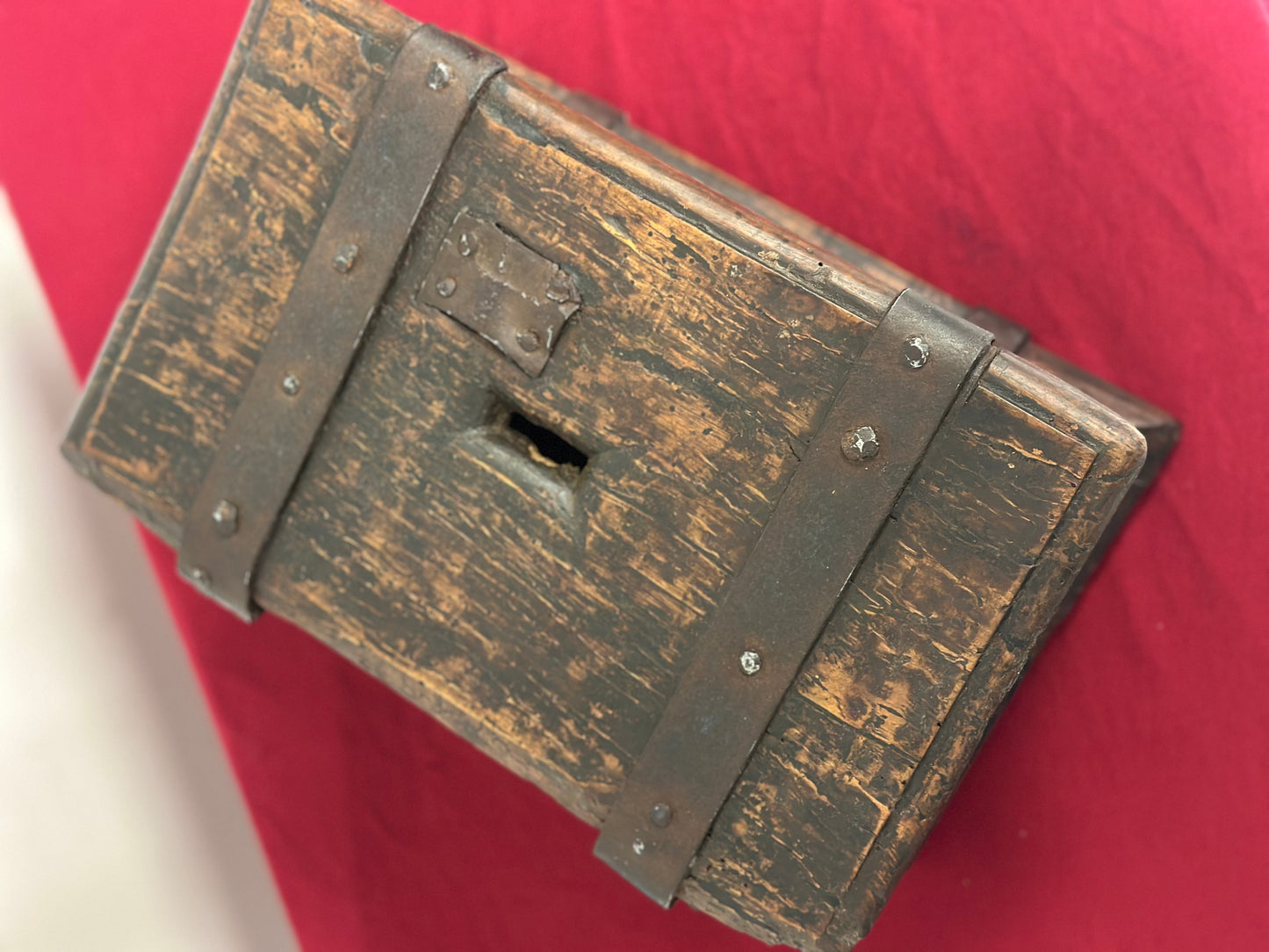 Elemosiniere in legno e ferro . XVI secolo