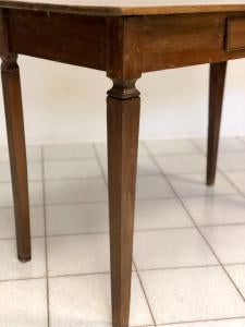 Louis XVI walnut table. Modena late 18th century