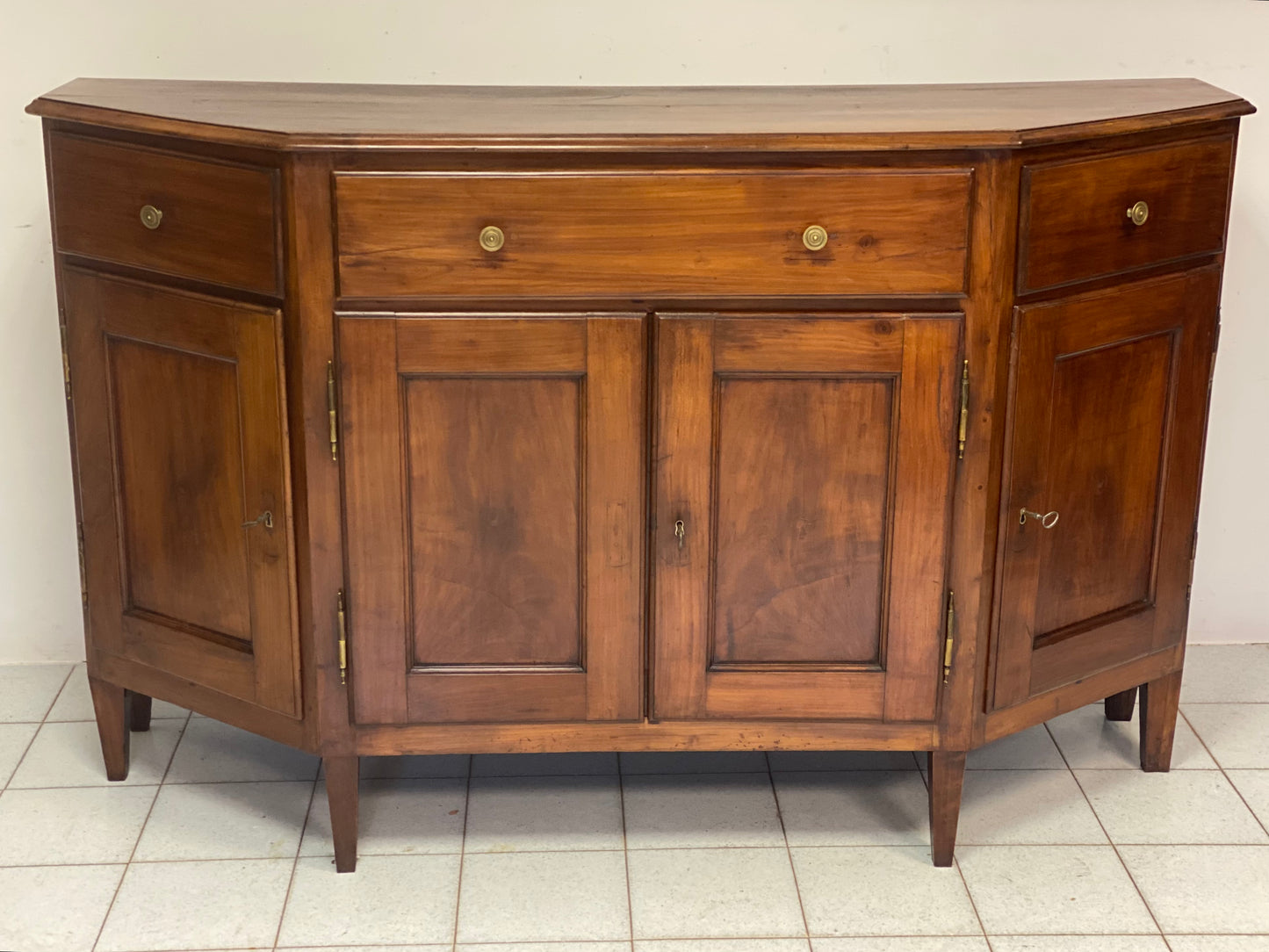 Credenza scantonata in ciliegio inizio XIX secolo .restaurata
