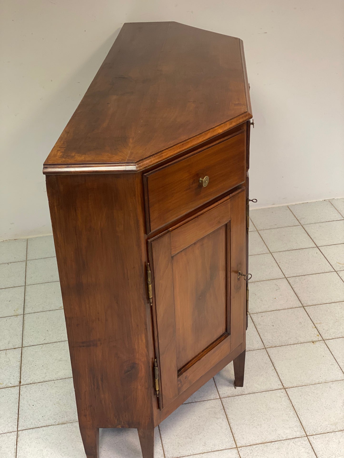 Credenza scantonata in ciliegio inizio XIX secolo .restaurata