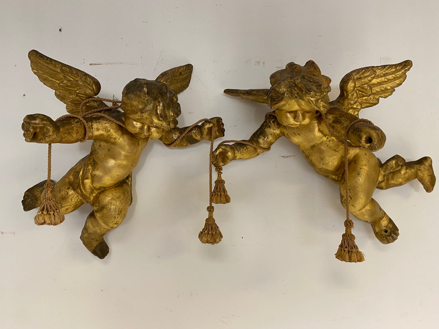 Coppia di angeli lignei alati e dorati . Roma fine 500