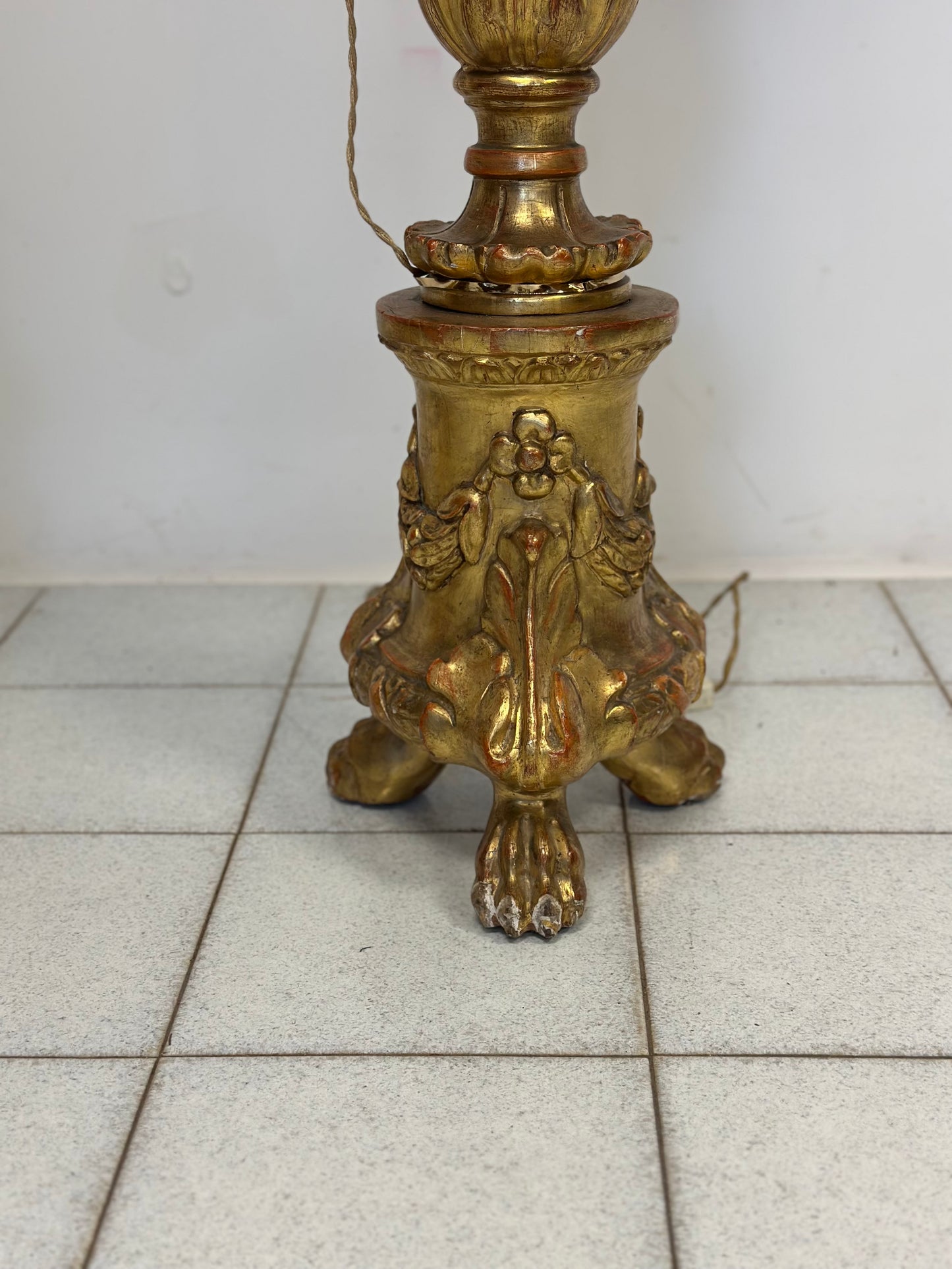 Coppia di candelieri lignei in foglia oro . Primo impero inizio 800. 170 cm