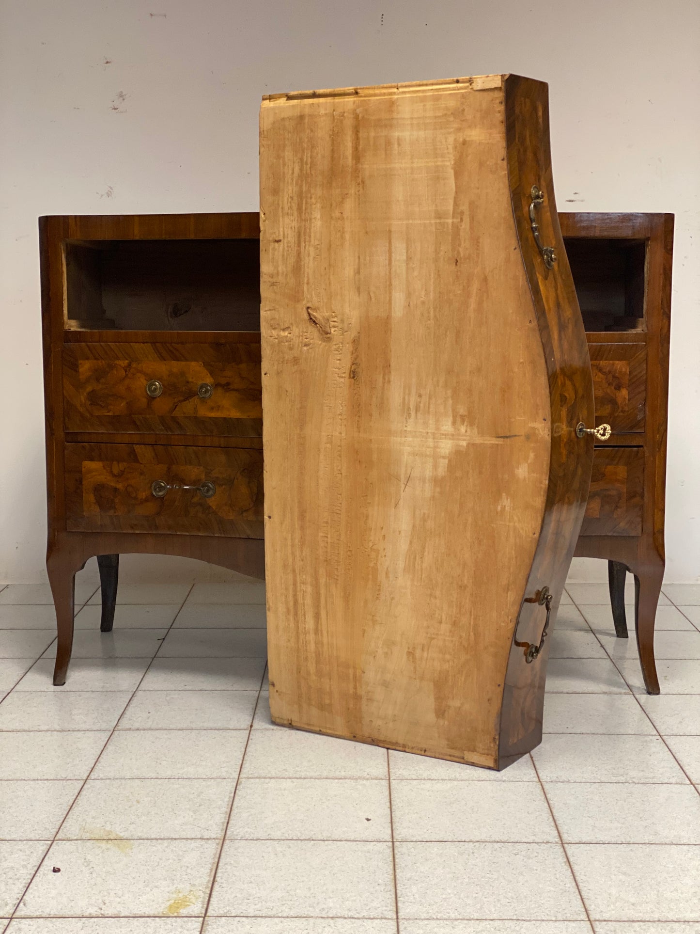 Cassettone bombato a balestra Luigi XV . Venezia 1740