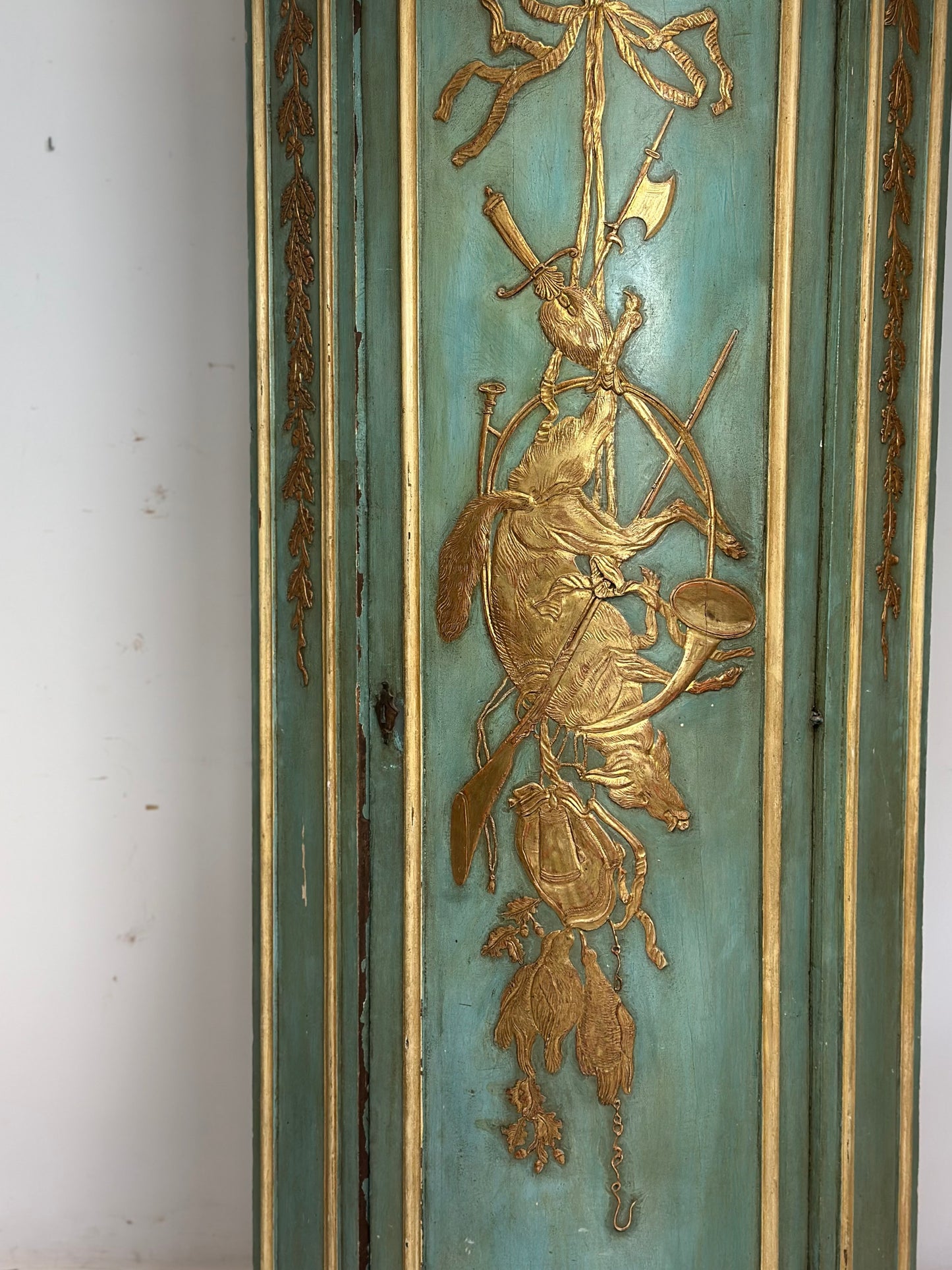 Angoliera bombata laccata dipinta , Toscana Luigi XIV. Fine 600 inizio 700