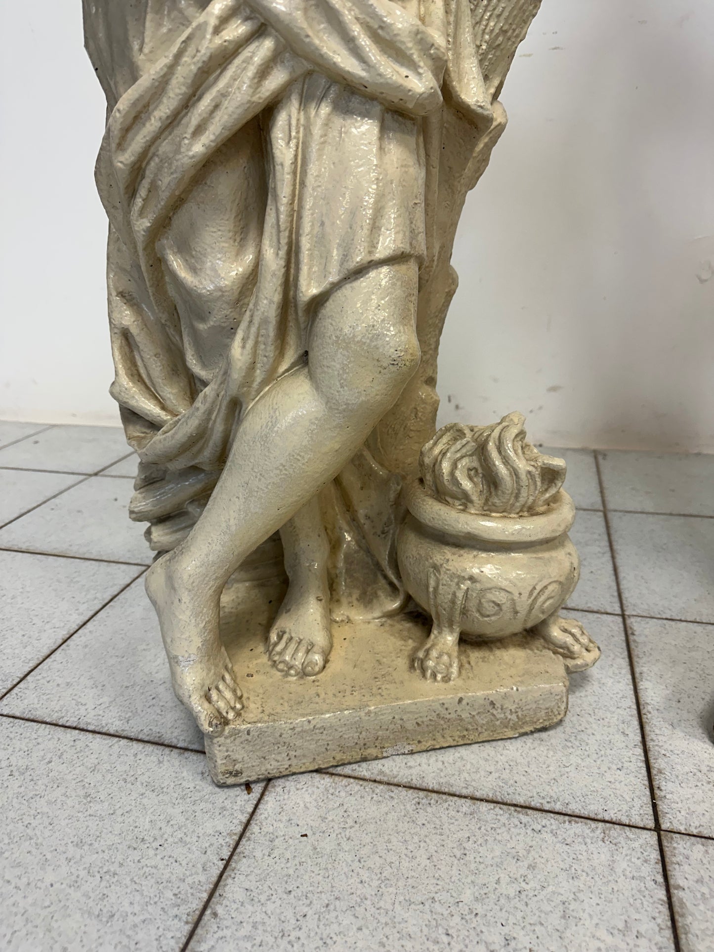 Coppia di statue in graniglia di pietra. Epoca primi 900. H 94 cm