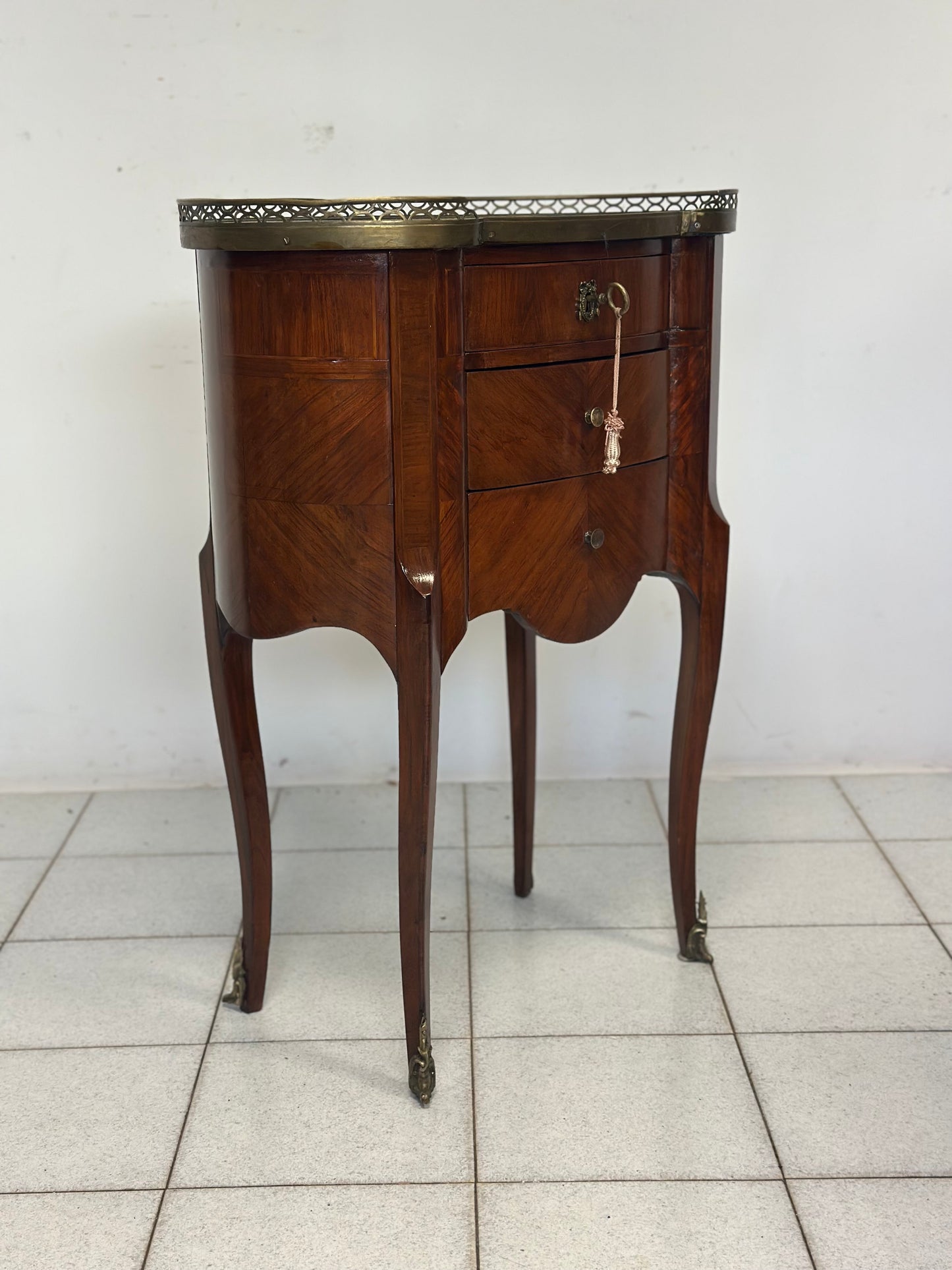 Tavolino Ovale Francese con Cassetti, del 1800 Riccamente intarsiato ( restaurato )