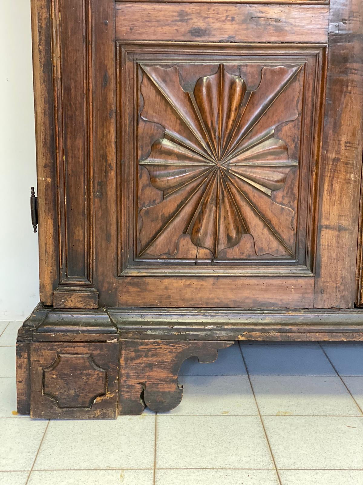 Armadio scolpito Luigi XIV . Genova prima metà 600